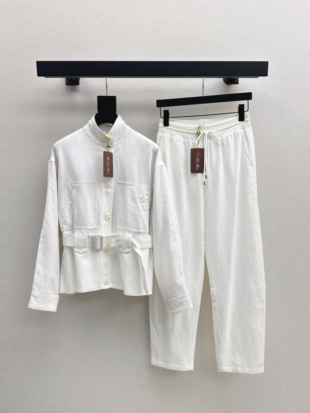 NO:456376,Exclusive model ~ LP 25Ss———The latest autumn and winter belted lapel jacket high-end old-fashioned style outfit, lining spliced ​​plaid decoration, full-score detail ~~ Temperament stand collar classic loose fit with belt waist style Lazy and casual high-end items Recommended a set of matching Two colors for sale in stock sml9,,loro piano,jackets & coats,jackets & coats,alexander wang19860909独家款～ LP 25Ss————秋冬最新款系腰带翻领夹克外套高级老钱风穿搭 里衬拼接格纹装饰 满分细节感 ～～气质立领经典宽松版型搭配腰带系腰版型 慵懒随性的高级单品 推荐一套搭配 两色现货发售sml9,,loro piana,jackets & coats,jackets & coats,alexander wang,Women's clothing