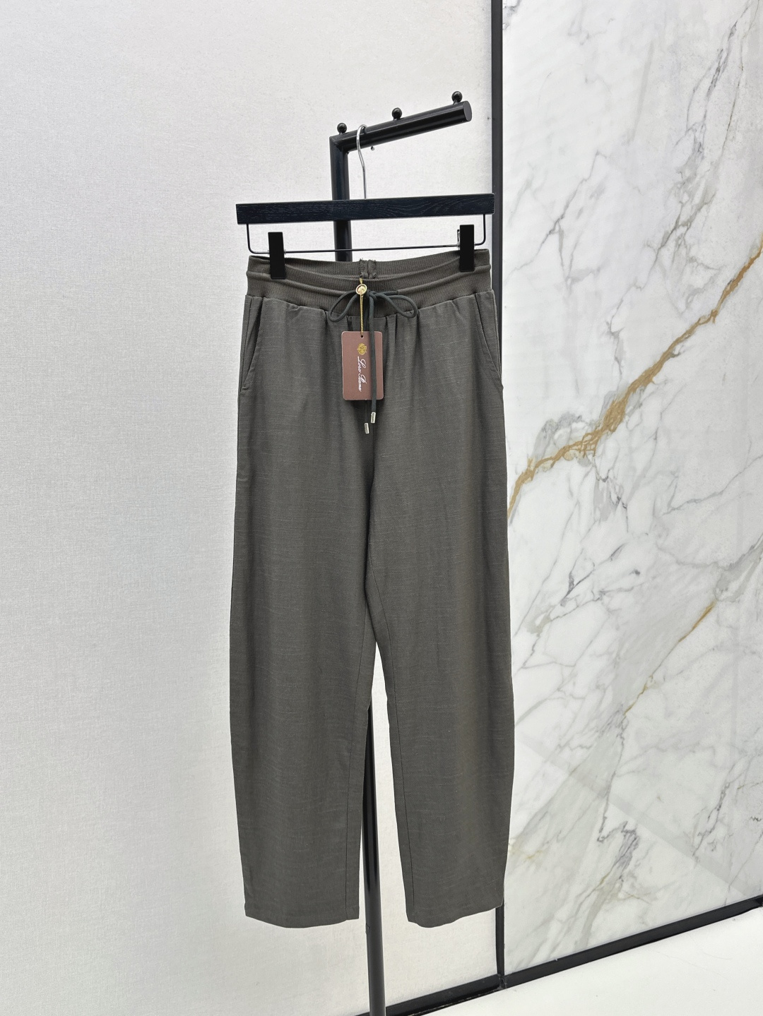 NO:456373,Exclusive model ~ LP 25Ss———The latest casual cotton and linen conical trousers in autumn and winter, high-end old-fashioned style, elastic waist lace design, lazy and casual high-end items, classic mid- and high-waist trousers, versatile items recommended for matching, imported cotton and linen fabric, super good texture, two colors for sale in stock, sml, loro piano, alexander wang19860909独家款～ LP 25Ss————秋冬最新款休闲棉麻锥形长裤高级老钱风穿搭 松紧腰系带设计 演绎慵懒随性的高级单品 经典中高腰裤型 百搭单品推荐一套搭配 进口棉麻面料 质感超好 两色现货发售sml,,loro piana,alexander wang,Women's clothing