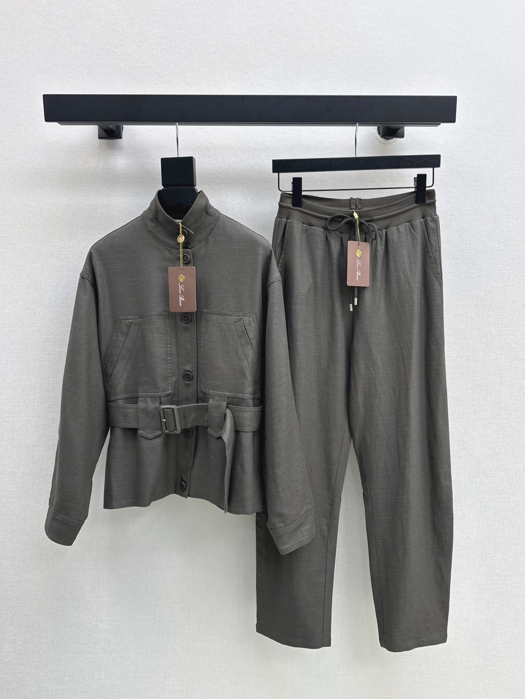 NO:456370,Exclusive model ~ LP 25Ss———The latest autumn and winter belted lapel jacket high-end old-fashioned style outfit, lining spliced ​​plaid decoration, full-score detail ~~ Temperament stand collar classic loose fit with belt waist style Lazy and casual high-end items Recommended a set of matching Two colors on sale in stock sml, loro piano, jackets & coats, jackets & coats, alexander wang19860909独家款～ LP 25Ss————秋冬最新款系腰带翻领夹克外套高级老钱风穿搭 里衬拼接格纹装饰 满分细节感 ～～气质立领经典宽松版型搭配腰带系腰版型 慵懒随性的高级单品 推荐一套搭配 两色现货发售sml,,loro piana,jackets & coats,jackets & coats,alexander wang,Women's clothing