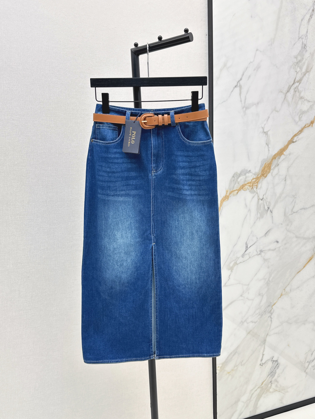 NO:456367,Handsome and fashionable ~ RL 25Ss————The latest model of early autumn looks handsome denim suit with double pocket denim shirt + belt hip-wrapped skirt. Slack and moderate. Real fashion sense. The whole style is energetic. It has a casual and handsome temperament. It can be sweet or salty. Washed denim fabric. Recommended matching. One color is developed. SML skirts, skirts, shirts, alexander wang.19860909帅气时髦感～ RL 25Ss————早秋最新款颜值敲扛打的帅气牛仔套装双口袋牛仔衬衫+腰带包臀半裙 松弛有度 实实在在的时髦感 整个版型上身精气神 自带休闲帅气气质 可甜可盐 洗水牛仔面料 推荐一套搭配 一色分开发 现货发售sml  半裙,,skirts,shirts,alexander wang,Women's clothing