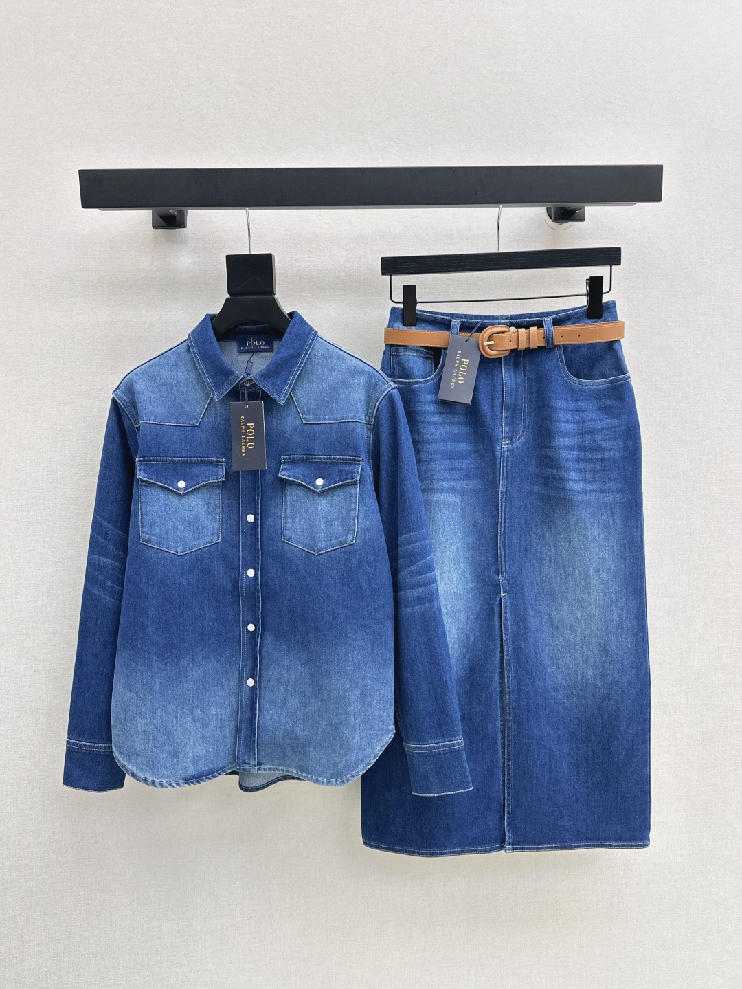 NO:456363,Handsome and fashionable ~ RL 25Ss————The latest model of early autumn looks handsome denim suit with double pocket denim shirt + belt hip-wrapped skirt. Slack and moderate. Real fashion sense. The whole body is energetic. It has a casual and handsome temperament. It can be sweet or salty. Washed denim fabric. Recommended a set of matching. One color is developed. SML lining., skirts, shirts, alexander wang.19860909帅气时髦感～ RL 25Ss————早秋最新款颜值敲扛打的帅气牛仔套装双口袋牛仔衬衫+腰带包臀半裙 松弛有度 实实在在的时髦感 整个版型上身精气神 自带休闲帅气气质 可甜可盐 洗水牛仔面料 推荐一套搭配 一色分开发 现货发售sml 衬,,skirts,shirts,alexander wang,Women's clothing