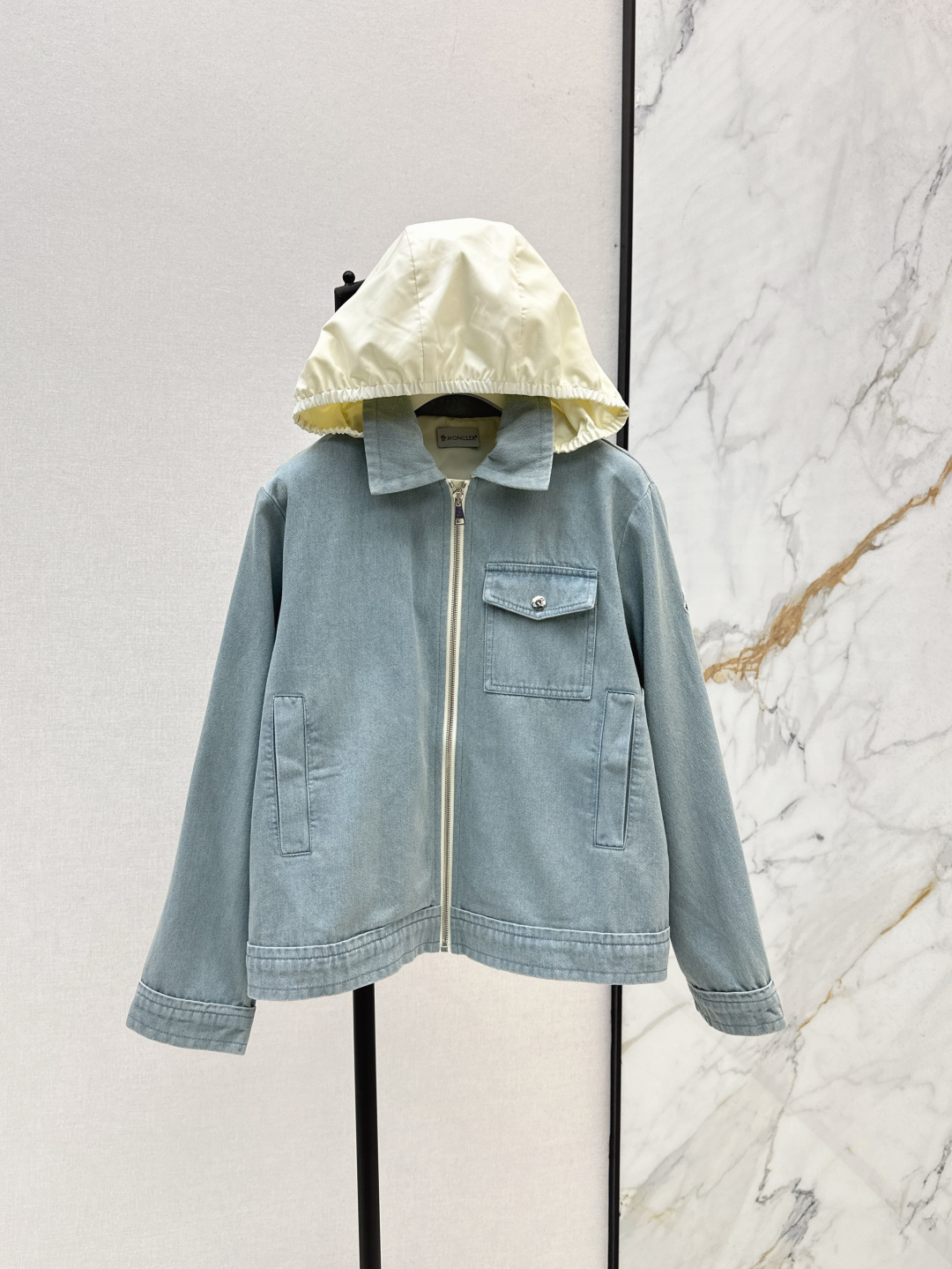 NO:456360,Salt girl Mc 25Ss———The latest retro tannin washing cowboy jacket contrasting color hooded design, loose lapel silhouette cut, versatile, retro blue washing cowboy fabric, handsome age-reducing original custom hardware accessories, one color spot on sale sml, jackets & coats, jackets & coats, hats, alexander wang19860909盐系女孩 Mc 25Ss———秋冬最新款复古丹宁洗水牛仔夹克外套撞色连帽设计 宽松翻领廓形剪裁 百搭绝绝子 复古蓝洗水牛仔面料 帅气减龄 原版定制五金配件 一色现货发售sml,,jackets & coats,jackets & coats,hats,alexander wang,Women's clothing