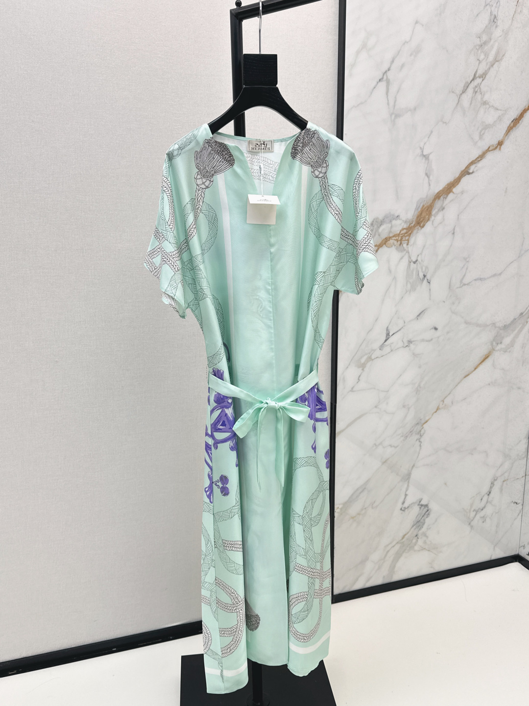 NO:457203,Her 25Ss—————The latest pattern positioning printing twill silk silk dress with white and rich beauty must-have versatile items. Full positioning printing + 100% silk fabric. Temperament V-neck loose style design concept. Simple and elegant. The casual belt is super slim. One-color spot on sale smlxl, skirts, real silk, alexander wang19860909Her 25Ss————早秋最新款图案定位印花斜纹绸真丝连衣裙白富美必备百搭单品 全定位印花+百分百真丝面料 气质V领宽松版型设计理念简约大气 随性系上腰带上身超显瘦 一色现货发售smlxl,,skirts,real silk,alexander wang,Women's clothing