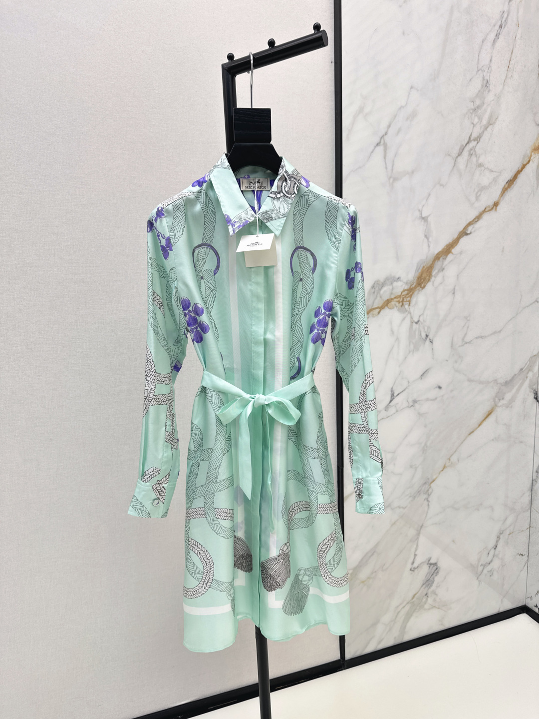 NO:457199,Her 25Ss—————The latest mint green pattern positioning printing 100% twill silk silk dress with white and rich beauty must-have versatile items. Full positioning printing + 100% silk fabric. Temperament small lapel H-style simple and elegant. The casual belt is super slim. One-color spot on sale smlxl, skirts, real silk, alexander wang19860909Her 25Ss————早秋最新款薄荷绿图案定位印花百分百斜纹绸真丝连衣裙白富美必备百搭单品 全定位印花+百分百真丝面料 气质小翻领H版型简约大气 随性系上腰带上身超显瘦 一色现货发售smlxl,,skirts,real silk,alexander wang,Women's clothing