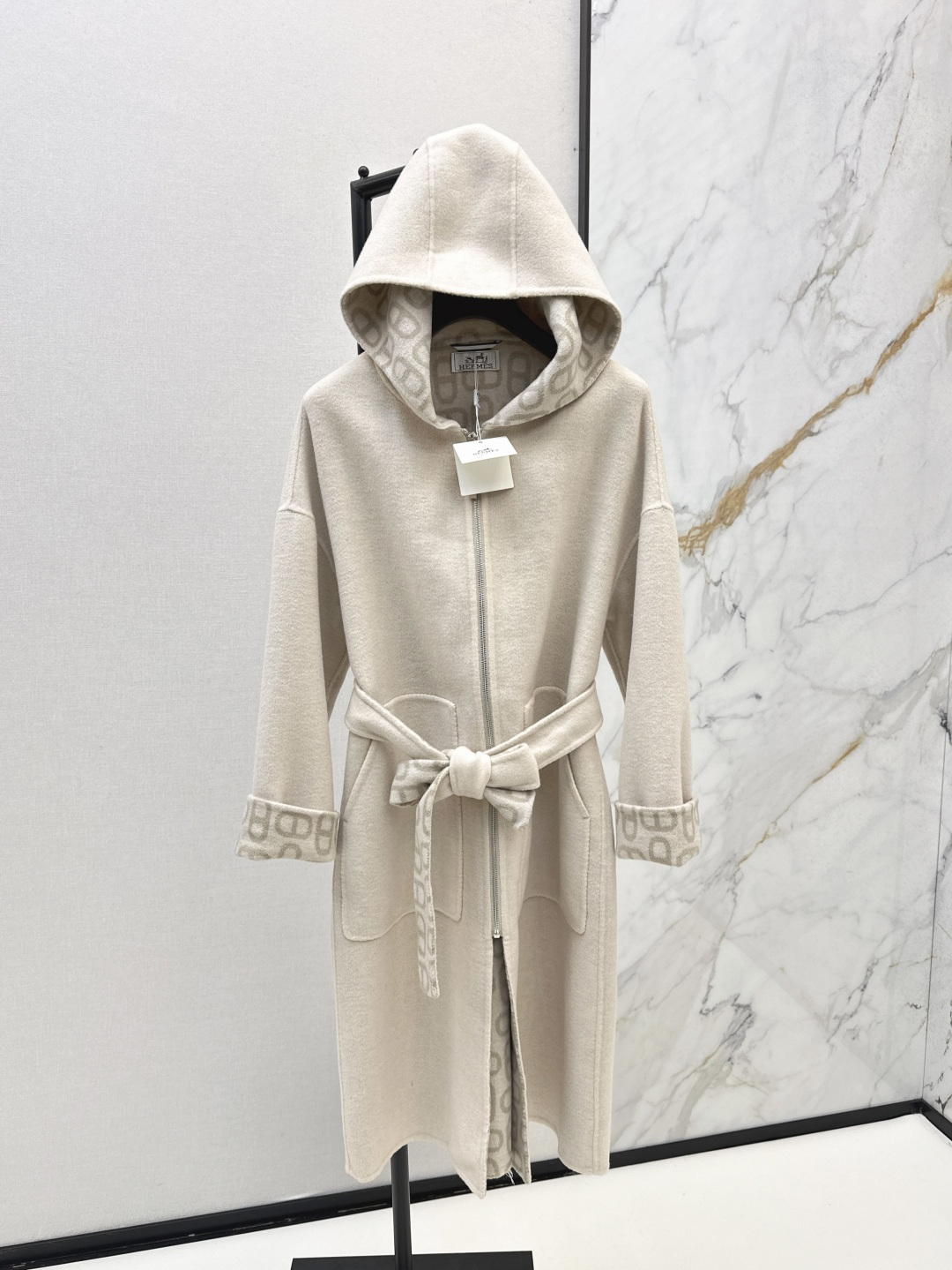 NO:457195,Her 25Ss————The latest double-sided cashmere long coat with autumn and winter, high-end versatile series, customized double-sided logo, cashmere material, soft, glutinous, delicate, pure handmade craft, mold opening zipper pendant design, classic long H-style style not picky, super high-end warm and slim, three-color spot on sale, sml, alexander wang19860909Her 25Ss————秋冬最新款双面羊绒长款大衣高级百搭系列 定制双面logo羊绒材质手感软糯细腻纯手工制作工艺 开模拉链挂坠设计 经典长款H版型不挑人上身超高级保暖又显瘦 三色现货发售sml,,alexander wang,Women's clothing