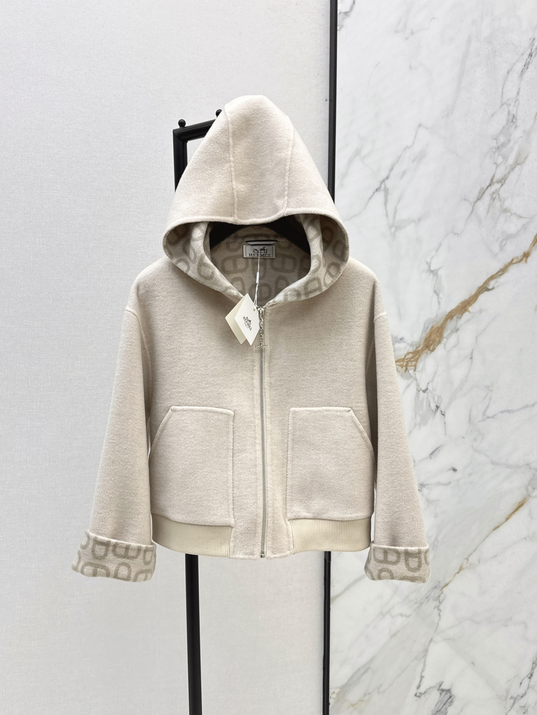 NO:457191,Her 25Ss————The latest double-sided cashmere short coat with autumn and winter, high-end versatile series, customized double-sided logo, cashmere material, soft, glutinous, delicate, pure handmade craft, mold opening zipper pendant design, classic H-style style not picky, super high-end, warm and slim, three-color spot on sale, sml, alexander wang19860909Her 25Ss————秋冬最新款双面羊绒短款大衣高级百搭系列 定制双面logo羊绒材质手感软糯细腻纯手工制作工艺 开模拉链挂坠设计 经典H版型不挑人上身超高级保暖又显瘦 三色现货发售sml,,alexander wang,Women's clothing