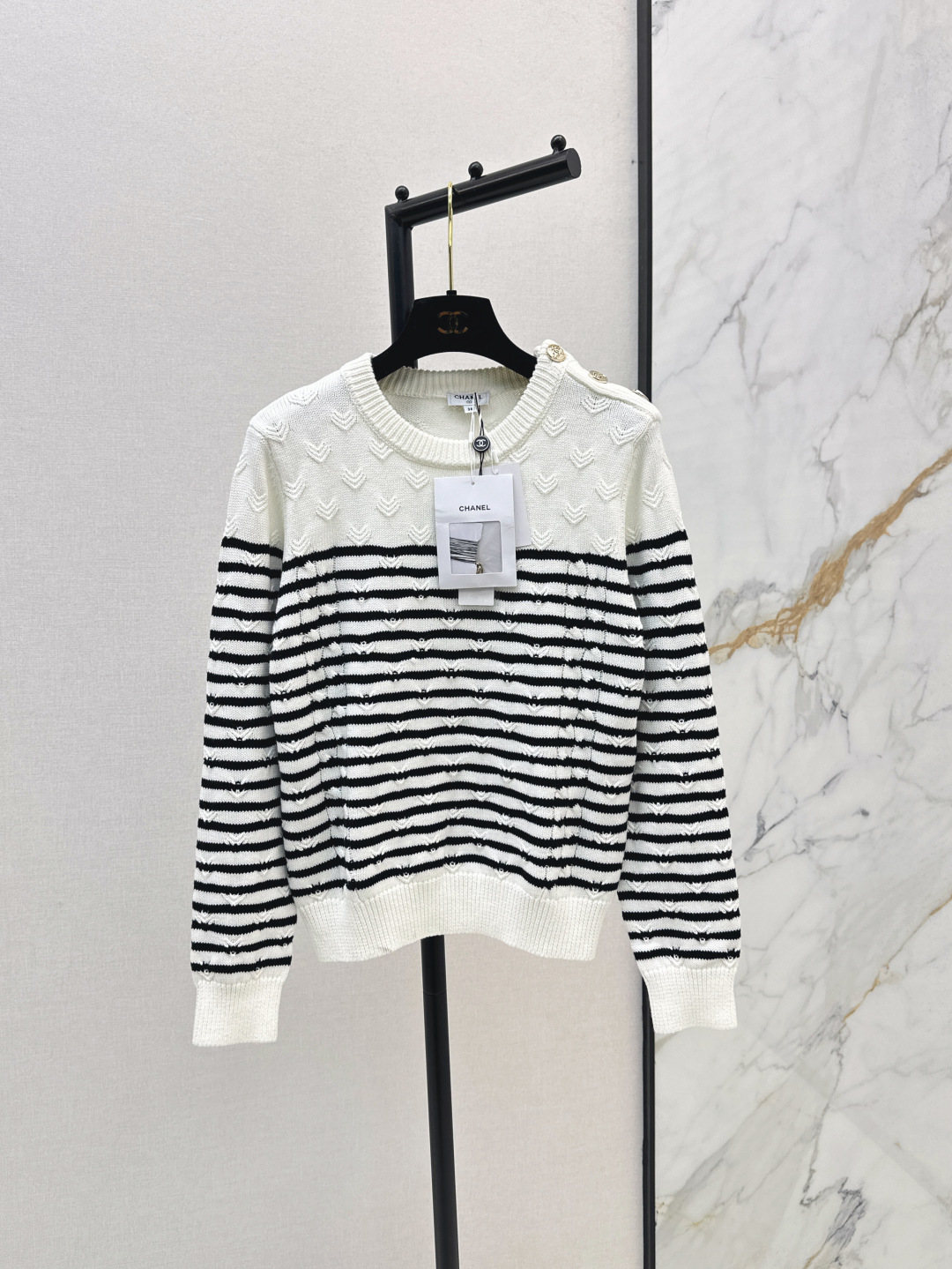 NO:457163,C home 25Ss———The latest striped braided pullover sweater custom wool yarn in autumn and winter. High-quality texture, comfortable and soft, obvious texture. Round neck, long-sleeved sleeves, side shoulder buttons, double-printed logo decoration, highlighting gentle temperament, V-shaped wavy crochet texture, regular loose style does not pick on body age, outfit becomes more advanced and relaxed, everyday simple and versatile autumn and winter. Three-color spot-on sml, chanel, sweaters, alexander wang19860909C家 25Ss———秋冬最新款条纹编织套头毛衣定制羊毛纱线 质感高级 舒适柔软 肌理明显 圆领落肩长袖随身版型 侧肩纽扣双印刻徽标装点 突出温柔气质 通体V字波浪钩织纹理 常规松身版型不挑身材年龄 穿搭愈发高级松弛 秋冬日常简约百搭款 三色现货发售sml,,chanel,sweaters,alexander wang,Women's clothing