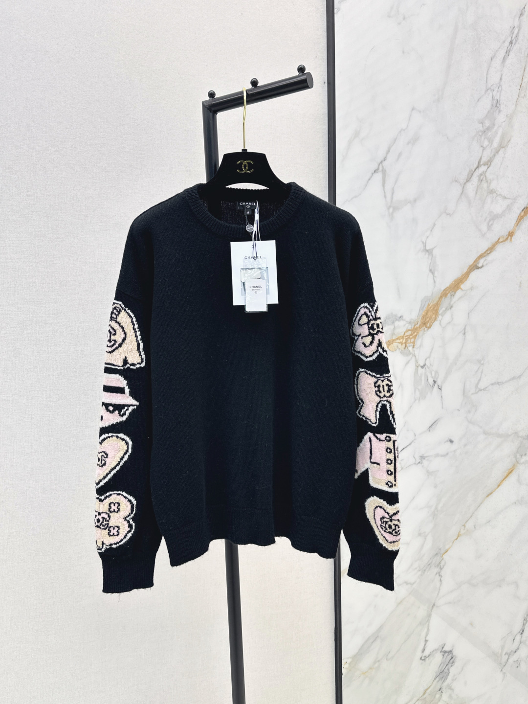 NO:457159,C home 25Ss———The latest double-sided sleeve crochet letter knit sweater with autumn and winter custom cashmere yarn woven soft and comfortable fashionable and slim round neck pullover sweater tailoring neat and exquisite and elegant full of sleeves logo crochet cartoon portrait with double C letter logo atmospheric wear items The upper body adds Korean gentle and literary atmosphere The inner layer is layered in autumn and winter perfect. SML is available in stock, chanel, sweaters, alexander wang19860909C家 25Ss————秋冬最新款双侧袖子钩花字母针织毛衣 定制羊绒纱线织造 柔软舒适 洋气显瘦 圆领套头毛衣剪裁 利落精致优雅感拉满 袖子外侧标志钩花卡通人像 穿插双C字母徽标 氛围穿搭单品 上身增添韩式温柔文艺气息 秋冬内搭叠穿都完美 一色现货发售sml,,chanel,sweaters,alexander wang,Women's clothing