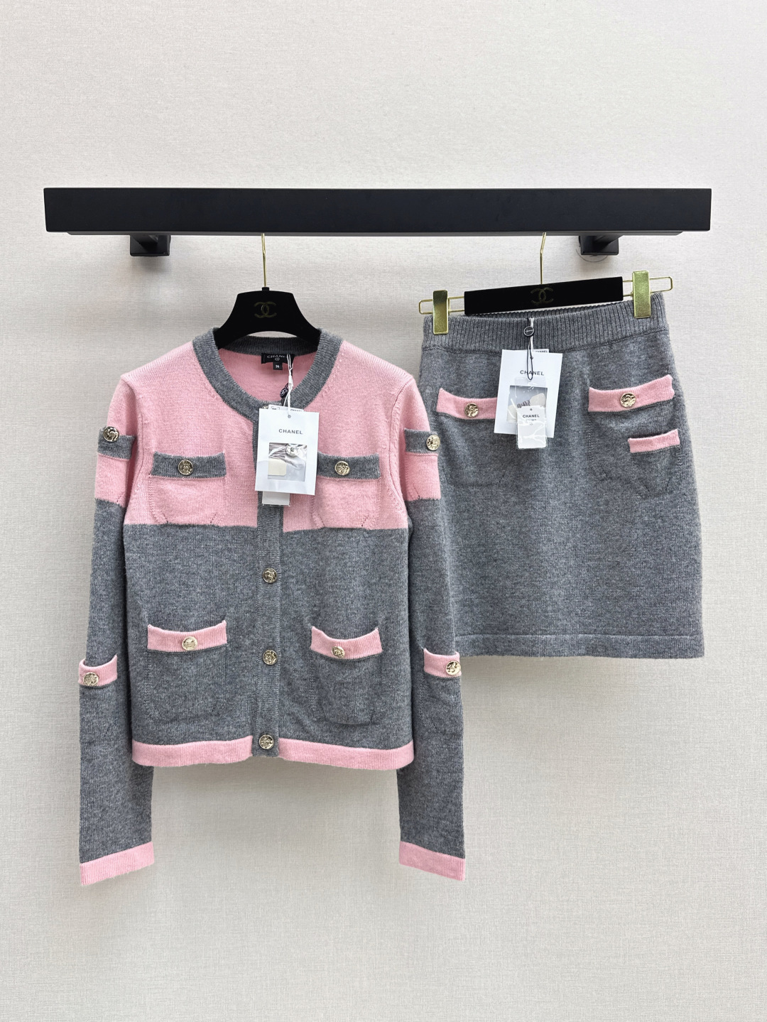 NO:457151,C home 25Ss———The latest coco girls knitted suits for contrasting color round neck knitted cardigan + hip-cover skirt Custom cashmere yarn woven, comfortable to wear, soft and delicate, gray and pink in the upper and lower colors are misaligned, contrasting color echo design, both decorated with Xiangjia double C printed plaque, hip-covered slim fit, top loose and tight, tight top and bottom tight, the upper body adds an elegant atmosphere, exquisite and fashionable feeling, suitable for dates and commuting, one-color development, spot sale sml 1,,chanel,chanel, skirts, alexander wang19860909C家 25Ss————秋冬最新款coco女孩针织套装撞色圆领针织开衫+包臀半裙 定制羊绒纱线织造 穿搭舒适 柔软细腻 上下灰粉色错位撞色呼应设计 均以香家双C印刻襟扣装点 包臀修身 上松下紧显比例 上身增添优雅气息 精致洋气感尽显 约会通勤都适配 一色分开发 现货发售sml 一,,chanel,chanel,skirts,alexander wang,Women's clothing