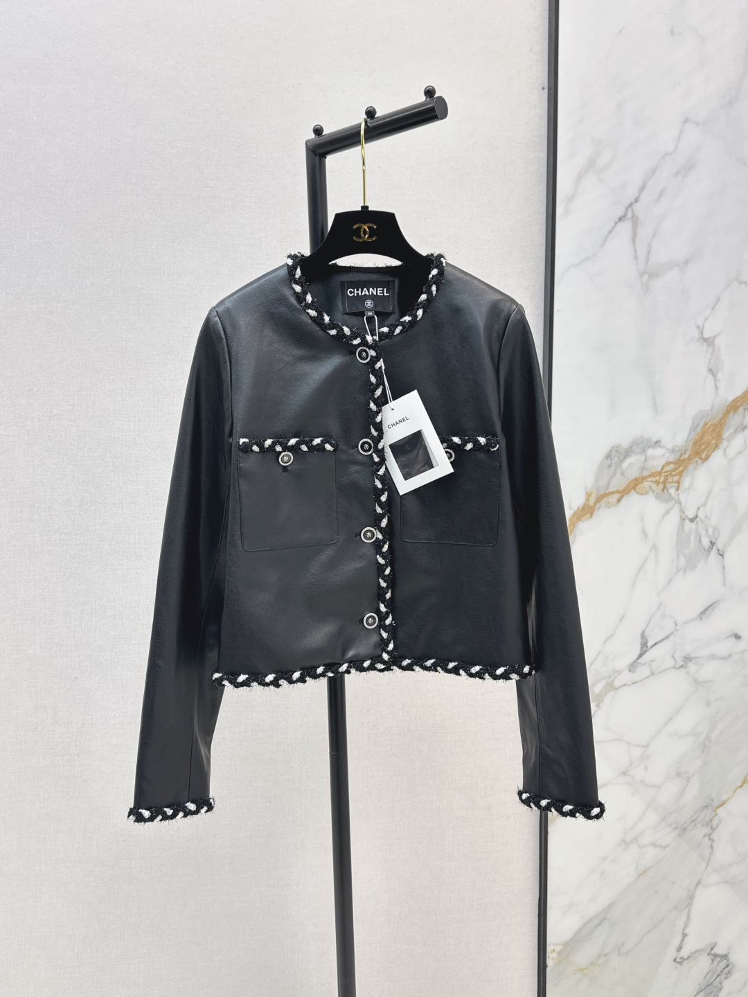 NO:457145,C home 25Ss————The latest woven edge-banded Pu protein leather jacket custom imported leather material with high-quality texture Round neck jacket style Overall straight and loose shape High-end slimming Leather jacket is wrapped in black and white edge-banded leather jacket, cool and handsome upper body Symmetric pocket rhinestone inlay cloak matte leather Full texture Layer loose and easy layered sml, Chanel, jackets & coats, leather jacket, alexander wang19860909C家 25Ss————秋冬最新款编织捆边Pu蛋白皮外套定制进口皮革材质 质感高级 圆领外套版型 整体直筒宽松造型 高级显瘦 皮衣通体以黑白捆边包裹装饰 上身酷劲帅气 对称口袋水钻镶嵌襟扣 哑光皮质 质感十足 叠穿松弛洒脱 一色现货发售sml,,chanel,jackets & coats,leather jacket,alexander wang,Women's clothing