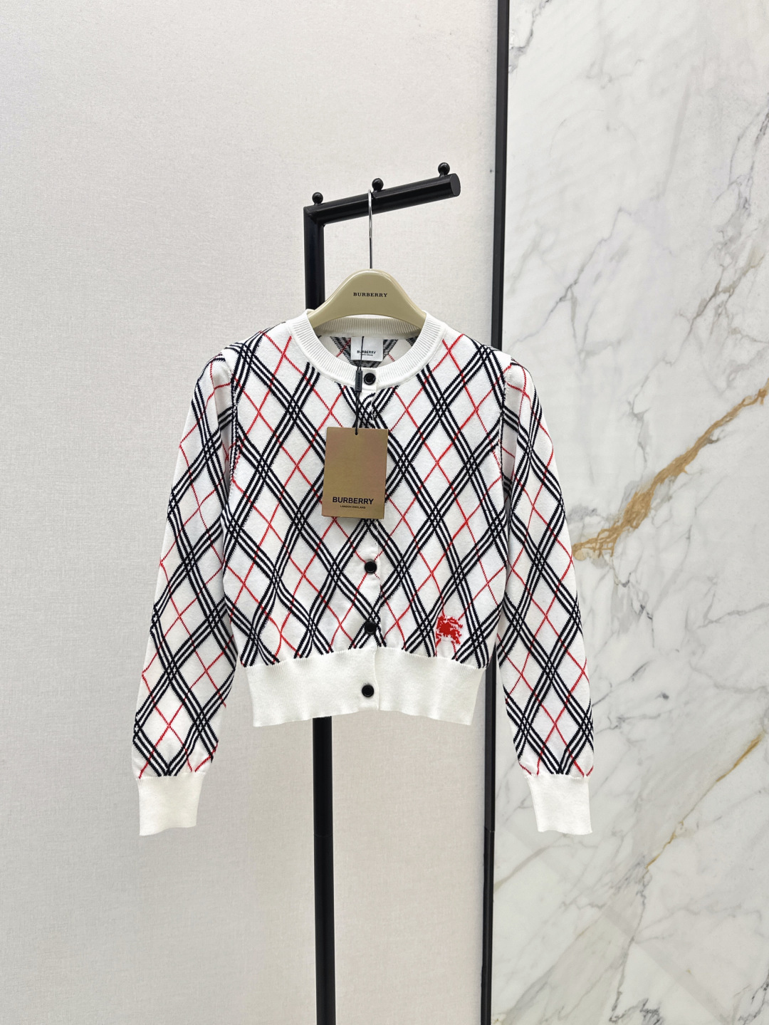 NO:457139,Vintage medieval Bur 25Ss———The latest style of autumn and winter, retro plaid knitted cardigan British Academy style, H small short style, must-have for age-reducing girls~~Original custom-made comprehensive craft jacquard plaid, imported yarn texture is skin-friendly and soft and delicate, low-key and luxurious war horse logo, one color is available in stock sml, burberry, alexander wang19860909Vintage中古系 Bur 25Ss————秋冬最新款 复古格纹针织小开衫英伦学院风气质 H小短款版型 减龄少女必备～～原版定制全面工艺提花格纹 进口纱线质感亲肤柔软细腻 战马徽标低调奢华 一色现货发售sml,,burberry,alexander wang,Women's clothing