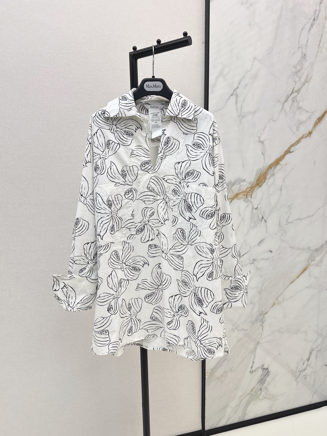 NO:457115,Max 25Ss——————The latest classic bow printed V-neck shirt in early autumn. The straight loose style is matched with a neat V-shaped shirt collar. It shows a casual yet elegant temperament. The cuffs are uniquely designed with adjustable straps to add a sense of agility to the overall look. It perfectly balances casual and exquisite fashion style. SML is available in stock, Shirts, alexander wang19860909Max 25Ss————早秋最新款经典蝴蝶结印花V领衬衫 直筒宽松版型设计搭配利落V型衬衫领 展现出随性而不失优雅的气质 袖口别出心裁地设计了可调节系带 为整体造型增添一份灵动感 完美平衡了休闲与精致的时尚风格 一色现货发售sml,,shirts,alexander wang,Women's clothing