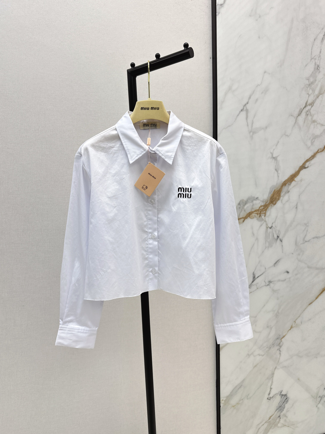 NO:457109,Miu 25Ss————The latest logo embroidered cotton-decorated short shirt in early autumn, high-stack pure cotton poplin fabric, loose short silhouette cut lazy and high-end, three-dimensional logo logo embroidery on the chest, the natural cut burrs reveal a fashionable and small personality, summer sun protection, layering in early autumn, it looks good, paired with shorts and pleated skirts, all of which are full of points!  One-size spot sale sml, miumiu, skirts, shorts, shirts, alexander wang19860909Miu 25Ss————早秋最新款徽标刺绣棉装饰小短款衬衫 高支纯棉府绸面料 宽松短款廓形裁剪慵懒高级 胸口饰立体logo徽标刺绣辨识度超强 自然裁剪的毛边显露时髦小个性 夏日防晒 早秋叠穿都好看 搭配短裤百褶半裙都是满满的加分！一色现货发售sml,,miumiu,skirts,shorts,shirts,alexander wang,Women's clothing