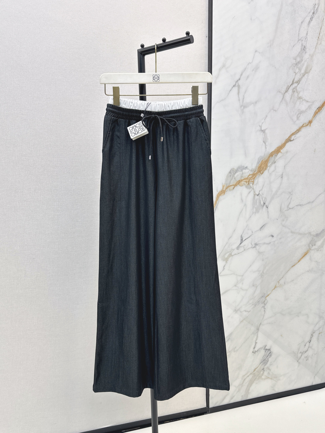 NO:457106,Exclusive first release Loe 25Ss————The latest fake two-piece contrasting colors with elastic waist straight trousers contrasting colors with a very design sense. It uses Tensil jean texture fabric with a good draping feeling. The pants are straight wide-leg tailored, which is a very beautiful design with a high-end logo embroidery. Details are added. One-color spot sml8, loewe, alexander wang19860909独家首发 Loe 25Ss———早秋最新款假两件撞色搭配松紧腰直筒裤撞色腰头搭配很有设计感 采用了天丝成分牛仔质感面料 垂坠感很好 裤型是直筒阔腿剪裁 属于藏肉很绝的设计 后中logo刺绣 细节加分 一色现货发售sml8,,loewe,alexander wang,Women's clothing