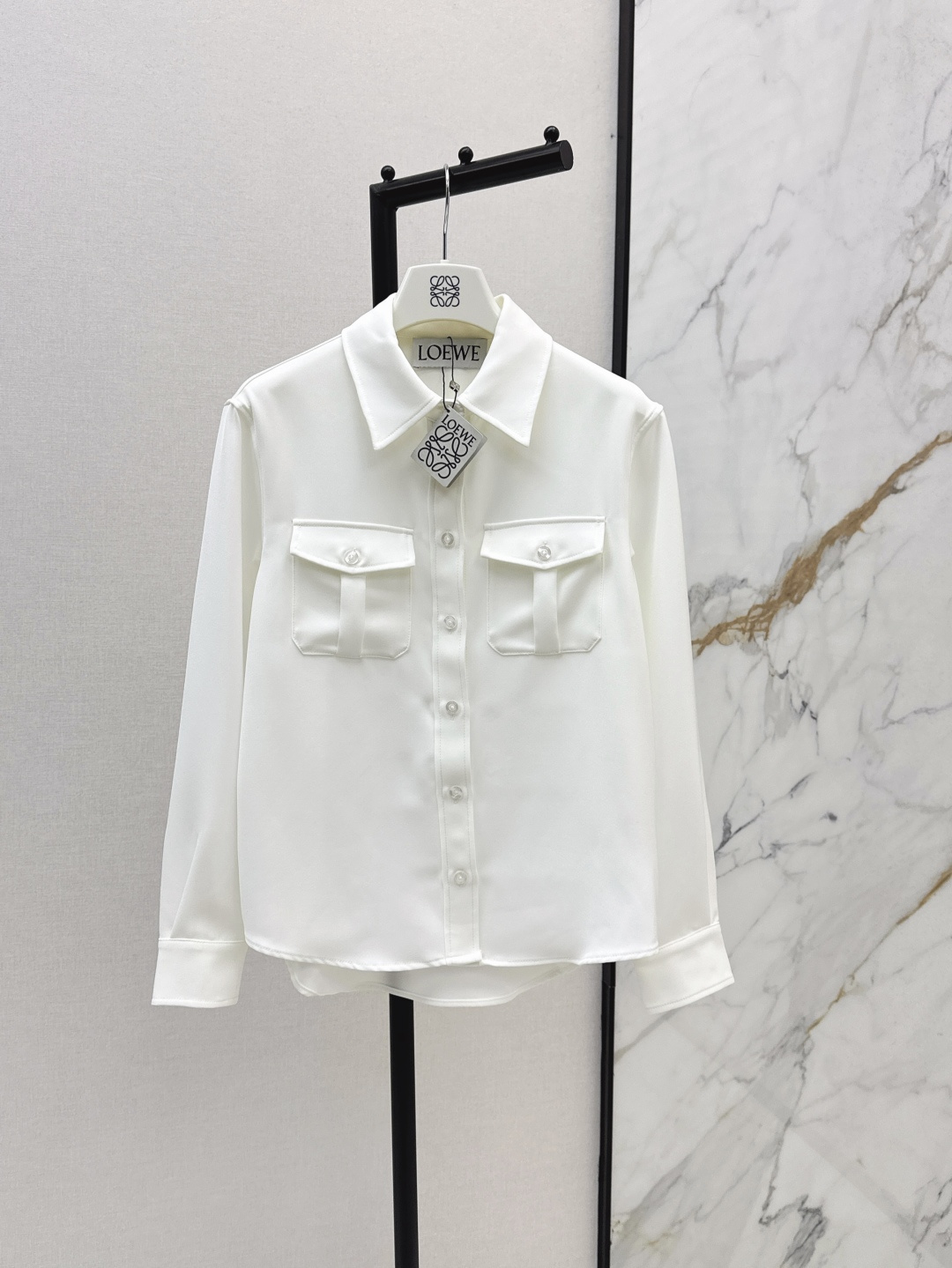 NO:457103,Loe 25Ss—————The latest logo embroidered white shirt in early autumn, casual and lazy, must-have in early autumn, sunscreen, also very nice, the upper body has a handsome feeling, recommended to buy, it is a classic and versatile style, single-fitting inner wear is OK, back logo embroidery embroidery, details plus points, one-color spot on sale sml, loewe, shirts, alexander wang19860909Loe 25Ss————早秋最新款logo刺绣白色衬衫 休闲慵懒 早秋必入 当防晒衬衫也很nice 上身自带帅气感 推荐入手 是经典的百搭款 单穿内搭都OK 后背logo刺绣点缀 细节加分 一色现货发售sml,,loewe,shirts,alexander wang,Women's clothing