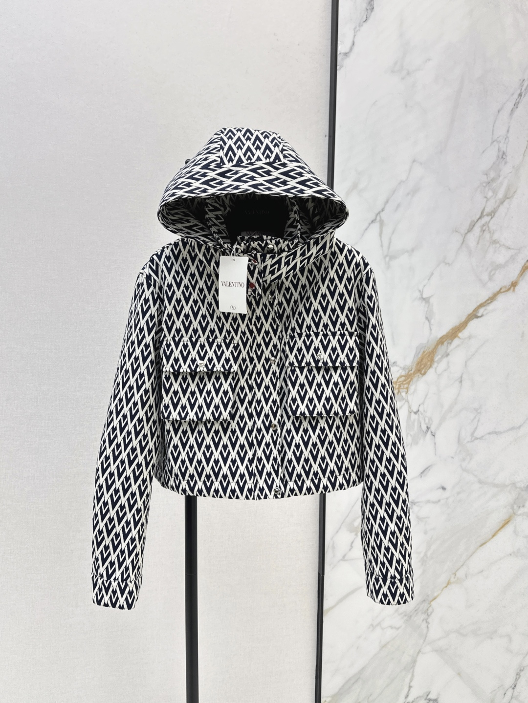 NO:457144,Exclusive first release VLTN 25Ss———The latest jacquard hooded jacket for autumn and winter, short + long, customized V-shaped jacquard fabric, super good texture, two large work pockets~~ The hooded design is handsome and fashionable!  The hat is removable to present a stand-up collar effect. The three-dimensional tailored and wide short style. The upper body looks tall and handsome. SML is available in stock. Short style,, jackets & coats, jackets & coats,hats,alexander wang19860909独家首发 VLTN 25Ss———秋冬最新款提花连帽夹克外套 短款+长款 定制V字提花面料 质感超好 两个工装大口袋～～连帽设计帅气又时髦！帽子可拆卸呈现出立领效果 立体剪裁挺阔短装版型 上身显高挑 帅气十足 一色现货发售sml 短款,,jackets & coats,jackets & coats,hats,alexander wang,Women's clothing