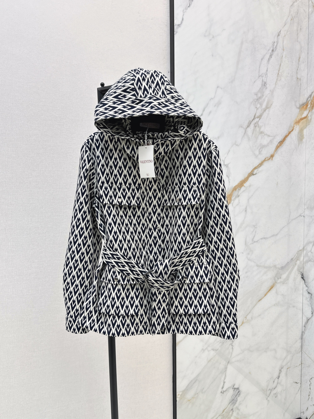 NO:457138,Exclusive first release VLTN 25Ss———The latest jacquard hooded jacket for autumn and winter, short + long, customized V-shaped jacquard fabric, super good texture, two large work pockets~~ The hooded design is handsome and fashionable!  The hat is removable to present a stand-up collar effect. The three-dimensional tailored and wide short style. The upper body looks tall and handsome. SML is available in stock. Long style,, jackets & coats, jackets & coats,hats,alexander wang19860909独家首发 VLTN 25Ss———秋冬最新款提花连帽夹克外套 短款+长款 定制V字提花面料 质感超好 两个工装大口袋～～连帽设计帅气又时髦！帽子可拆卸呈现出立领效果 立体剪裁挺阔短装版型 上身显高挑 帅气十足 一色现货发售sml  长款,,jackets & coats,jackets & coats,hats,alexander wang,Women's clothing