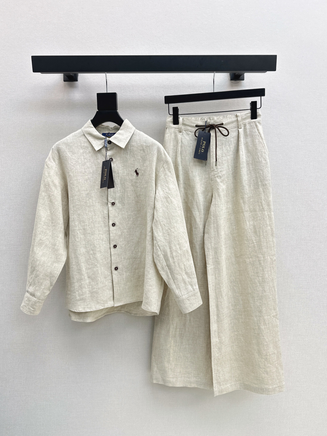 NO:457120,Old Qianfeng high-end commuting, super high practical wear RL 25Ss————The latest classic logo embroidery old Qianfeng style suit splicing and printing design loose shirt + logo embroidery decorative drawstring straight pants. It uses high-quality cotton and linen fabric. The texture is super good and very high-end. It is a perfect old Qian style. You can be used for daily parties or commuting. Lazy and casual and vacation-like. It has a strong sense of styling. Two-color split development. SML shirts, shirts, alexander wang.19860909老钱风高阶通勤 实穿性超高 RL 25Ss———早秋最新款经典logo刺绣老钱风套装拼接印花设计宽松衬衫+logo刺绣装饰抽绳直筒裤 采用了高克重的棉麻面料 质感超好 非常高级 妥妥的老钱风 日常聚会或者通勤都可以 慵懒休闲又有度假感 很强的造型感 两色分开发 现货发售sml 衬衫,,shirts,alexander wang,Women's clothing