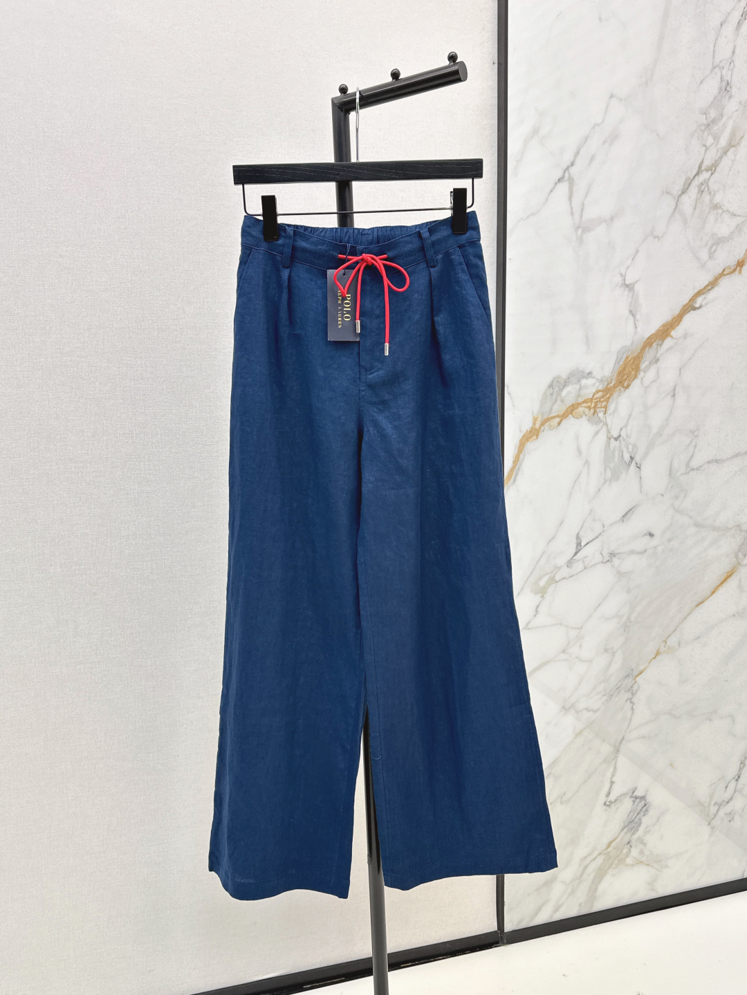 NO:457114,Old Qianfeng high-end commuting, super high practical wearability RL 25Ss————The latest classic logo embroidery old Qianfeng style suit splicing and printing design loose shirt + logo embroidery decorative drawstring straight pants. It uses high-quality cotton and linen fabric. The texture is super good and very high-end. It is a perfect old Qian style. You can be used for daily parties or commuting. It is lazy and casual and has a sense of vacation. It has a strong sense of sm trousers. It is developed in stock. SML pants, Shirts, Alexander wang.19860909老钱风高阶通勤 实穿性超高 RL 25Ss———早秋最新款经典logo刺绣老钱风套装拼接印花设计宽松衬衫+logo刺绣装饰抽绳直筒裤 采用了高克重的棉麻面料 质感超好 非常高级 妥妥的老钱风 日常聚会或者通勤都可以 慵懒休闲又有度假感 很强的造型感 两色分开发 现货发售sml 裤,,shirts,alexander wang,Women's clothing