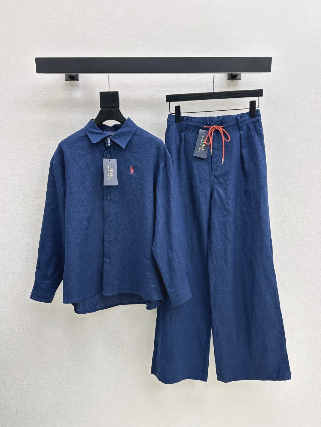 NO:457108,Old Qianfeng high-end commuting, super high practical wear RL 25Ss————The latest classic logo embroidery old Qianfeng style suit splicing and printing design loose shirt + logo embroidery decorative drawstring straight pants. It uses high-quality cotton and linen fabric. The texture is super good and very high-end. It is a perfect old Qian style. You can be used for daily parties or commuting. Lazy and casual and vacation-like. It has a strong sense of styling. Two-color split development. SML shirts, shirts, alexander wang.19860909老钱风高阶通勤 实穿性超高 RL 25Ss———早秋最新款经典logo刺绣老钱风套装拼接印花设计宽松衬衫+logo刺绣装饰抽绳直筒裤 采用了高克重的棉麻面料 质感超好 非常高级 妥妥的老钱风 日常聚会或者通勤都可以 慵懒休闲又有度假感 很强的造型感 两色分开发 现货发售sml 衬衫,,shirts,alexander wang,Women's clothing