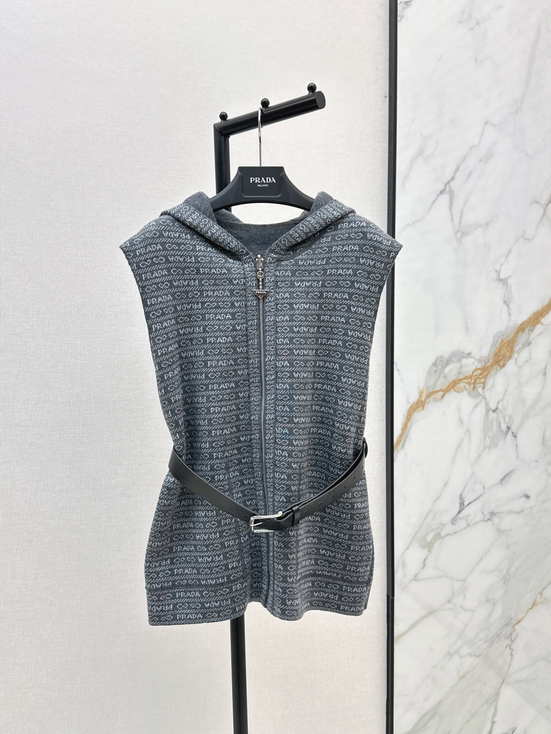 NO:457665,Exclusive first release PD 25Ss———The latest presbyterian double-sided wool vest jacket in autumn and winter to reduce age-reduce girlish temperament hooded double pocket design, delivery belt top body fashionable and high-end double-sided wearable logo design, heavy imported wool yarn is quite broad and texture is invincible, elegant and casual style, classic H-style versatile and not picky, one-color spot sale sml, Jackets & coats, hats, alexander wang19860909独家首发 PD 25Ss————秋冬最新款老花双面羊毛马甲外套减龄少女气质连帽双口袋设计 配送腰带上身时髦又高级 双面可穿logo设计 重磅进口羊毛纱线挺阔质感无敌赞 气质优雅的随性风 经典H版型百搭不挑人 一色现货发售sml,,jackets & coats,hats,alexander wang,Women's clothing