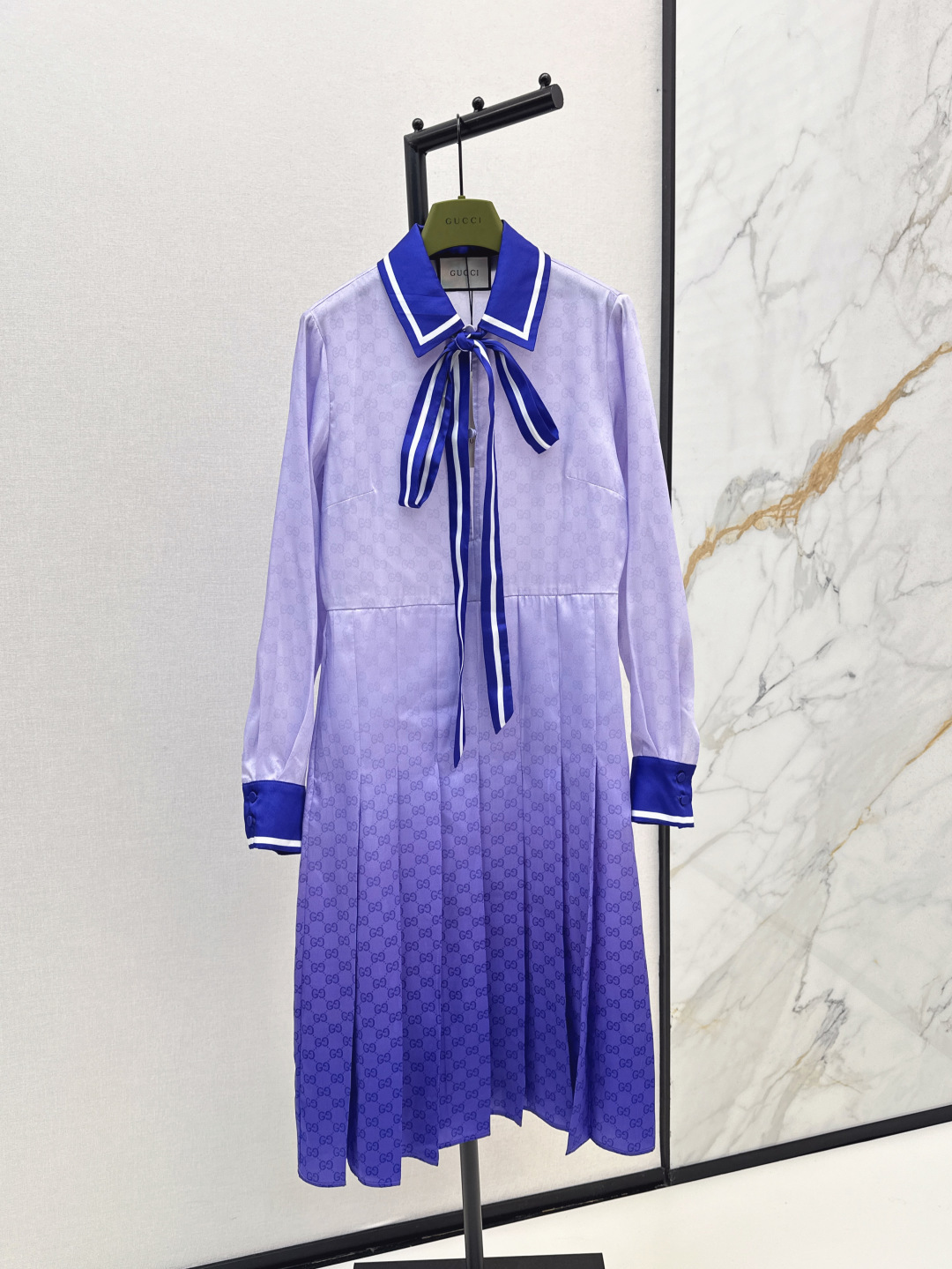 NO:458670,Gu 25Ss—————The latest gradient color double G printed dress in early autumn. Shirt-style pleated design. The upper body is amazing. Easy and high-end. Daily casual recommendation. Small loose straight-tube silhouette design. Drawstring waist to show the waist. Classic gradient double G printed. Retro and fashionable. The colors are very beautiful. The upper body is elegant and fashionable. The loose style covers the flesh and makes it look slimming. Any body is easy to match. Daily casual recommendation. One color is available in stock. Smlxl,, skirts,shirts,alexander wang.19860909Gu 25Ss————早秋最新款渐变色双G印花连衣裙 衬衫式百褶设计 上身绝了 随性高级 日常休闲推荐 小宽松直筒廓形设计 抽绳收腰显腰身 经典渐变双G印花 复古又时髦 花色很漂亮 上身气质优雅又时髦 宽松版型遮肉显瘦 任何身材都好搭配 日常休闲推荐 一色现货发售smlxl,,skirts,shirts,alexander wang,Women's clothing