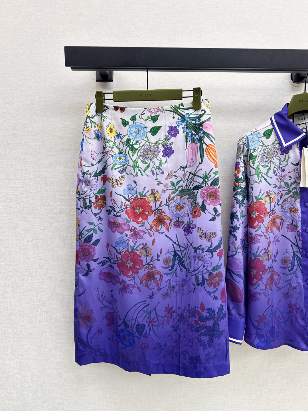 NO:458665,Gu 25Ss———————The latest retro gradient purple floral print series suit, lapel, long-sleeved shirt + high-waist skirt, print with an atmosphere, season is not limited, high-end and durable, yet charming, as beautiful as a painting, telling the elegant temperament of oriental charm, full of aura, loose and square style, not picky, lazy and unrestrained, a series of matching, fashionable and eye-catching, one-color development, spot-on smlxl half,, skirts, shirts, alexander wang19860909Gu 25Ss—————早秋最新款复古渐变紫色花卉印花系列套装翻领长袖衬衫+高腰半裙 自带氛围感的印花 季节不设限 高级耐看又不失风情 美得像一副画 诉说着东方风韵的大雅气质 身气场全开 宽松方正版型 不挑人慵懒不拘束 一系列搭配上身时髦又吸睛 一色分开发 现货发售smlxl 半,,skirts,shirts,alexander wang,Women's clothing