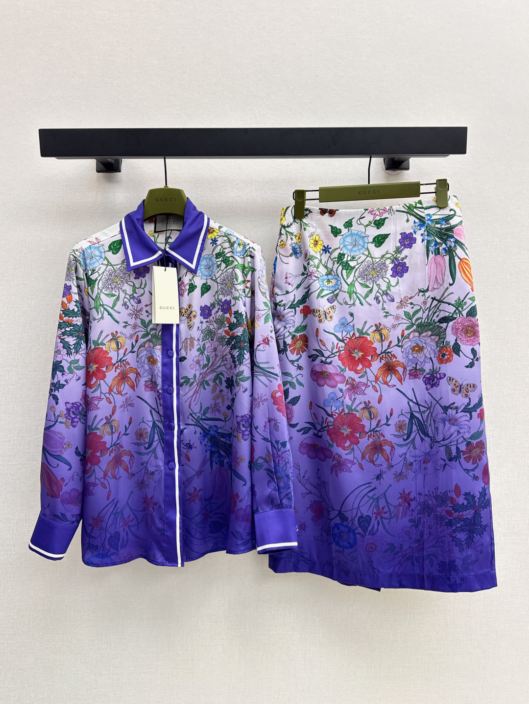 NO:458660,Gu 25Ss————————The latest retro gradient purple floral print series suit lapel long-sleeved shirt + high-waist skirt. Print with an atmosphere. Season is not limited. Premium and durable without losing the style. Beautiful like a painting. Telling the elegant temperament of oriental charm. The aura is fully open. Loose and square style. Not picky about people. Lazy and unrestrained. A series of matching top body is fashionable and eye-catching. One color is developed. SMLXL shirts, skirts, shirts, alexander wang.19860909Gu 25Ss—————早秋最新款复古渐变紫色花卉印花系列套装翻领长袖衬衫+高腰半裙 自带氛围感的印花 季节不设限 高级耐看又不失风情 美得像一副画 诉说着东方风韵的大雅气质 身气场全开 宽松方正版型 不挑人慵懒不拘束 一系列搭配上身时髦又吸睛 一色分开发 现货发售smlxl 衬衫,,skirts,shirts,alexander wang,Women's clothing