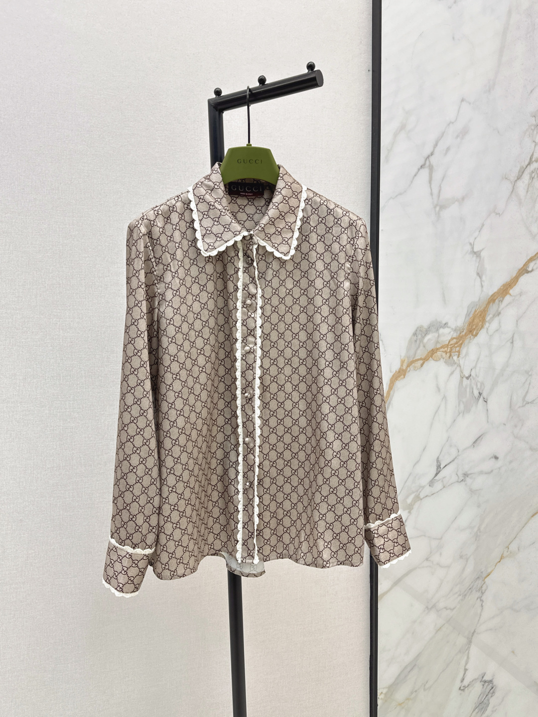 NO:458655,Gu 25Ss——————The latest classic double G printed shirt with custom lace inlay decoration in early autumn. Classic double G jacquard retro and fashionable. The colors are very beautiful. The style is not picky. The same color is available for sale in stock. SML, Shirts, alexander wang19860909Gu 25Ss————早秋最新款经典双G印花衬衫定制花边镶嵌装饰 经典双G提花复古又时髦 花色很漂亮 不挑人的版型 一色现货发售sml,,shirts,alexander wang,Women's clothing