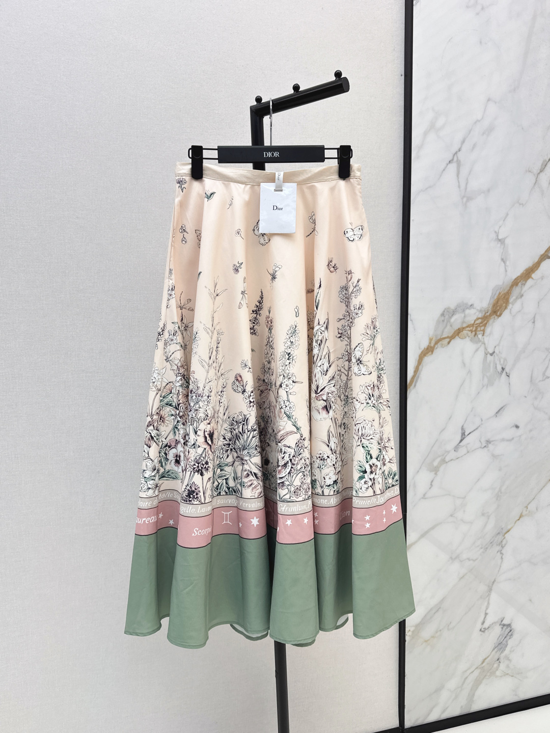 NO:458649,CD 25Ss—————The latest floral pattern printed sun high-waist skirt in early autumn. The textured fabric is very good. Printed pattern fabric is super popular and practical. The upper body looks slim and tall. Look, the upper body is huge and versatile and beautiful. A must-have item for daily life. SMLXL, skirts, alexander wang.19860909CD 25Ss————早秋最新款花卉图案印花太阳高腰半身裙 质感面料都很赞 印花图案面料 超级火爆实穿 上身显瘦显高 看 上身巨百搭又好看 日常必备的单品 一色现货发售smlxl,,skirts,alexander wang,Women's clothing