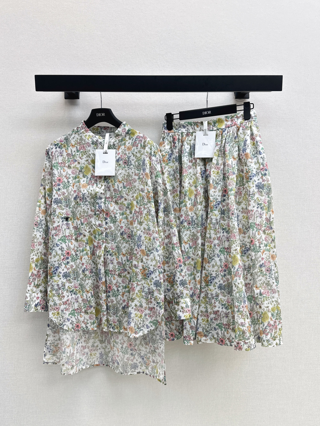 NO:458631,CD 25Ss—————The latest small floral series with short front and long stand-up collar shirts in early autumn create a lazy romantic mood in summer. The long sleeves and loose fit just right to modify the figure. The short front and long back cut is more elongated. Small floral pattern printed pure cotton fabric. Little bee embroidery with body positioning. A series of matching can be sweet or salty. Easy to wear to create a fashionable look. Smlxl9, Shirts, alexander wang19860909CD 25Ss————早秋最新款小碎花系列前短后长立领衬衫 打造夏季懒洋洋的浪漫情调 长袖小宽松的版型恰到好处修饰身材 前短后长的剪裁更加拉长比例感 小碎花图案印花纯棉面料 衣身定位的小蜜蜂刺绣 一系列搭配可甜可盐 轻松穿出时髦范 一色现货发售smlxl9,,shirts,alexander wang,Women's clothing