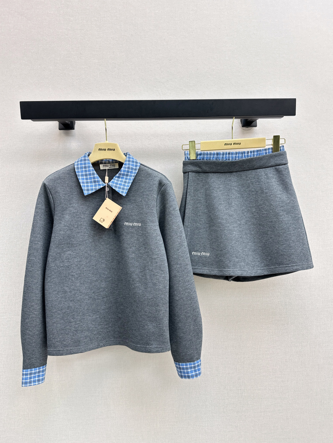 NO:458625,A casual set Miu 25Ss——————— The latest plaid contrasting splicing suit in early autumn. Splicing sleeves. Polo lapel top + skirt pants. The color matching is so good. A must-have for lazy people. Casual and lazy and fashionable. You can both live or exercise. It can hide the flesh and make it look taller. Suitable for all body shapes. One set is available. Two colors are available in stock. SML, miumiu, skirts, alexander wang.19860909休闲一套搭配 Miu 25Ss————— 早秋最新款格纹撞色拼接套装 拼接袖子做法polo翻领上衣+裙裤 配色太好看了 懒人必备 休闲慵懒兼备时髦 日常或者运动都可以 能藏肉更可以显高 适合各种身形 一套出 两色现货发售sml,,miumiu,skirts,alexander wang,Women's clothing