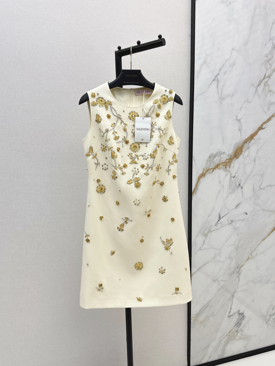 NO:458621,VLTN 25Ss————The latest heavy-duty three-dimensional flower bead craft sleeveless dress in early autumn, exquisite and beautiful and fashionable. The H-style is very hidden and all kinds of figures are easy to control. The worsted twill fabric is very high-end. Commuting special recommendation. It is also very delicate and elegant when worn. The must-have princess dress of wealthy girls. Three colors are available for sale in stock. Smlxl, skirts, alexander wang19860909VLTN 25Ss———早秋最新款重工立体花朵钉珠工艺无袖连衣裙 精致好看又洋气 H版型非常藏肉各种身材随意驾驭完全不挑人 精纺斜纹面料很高级 通勤特别推荐 日常穿也很精致又有气质感 富贵小姐姐必备公主裙 三色现货发售smlxl,,skirts,alexander wang,Women's clothing