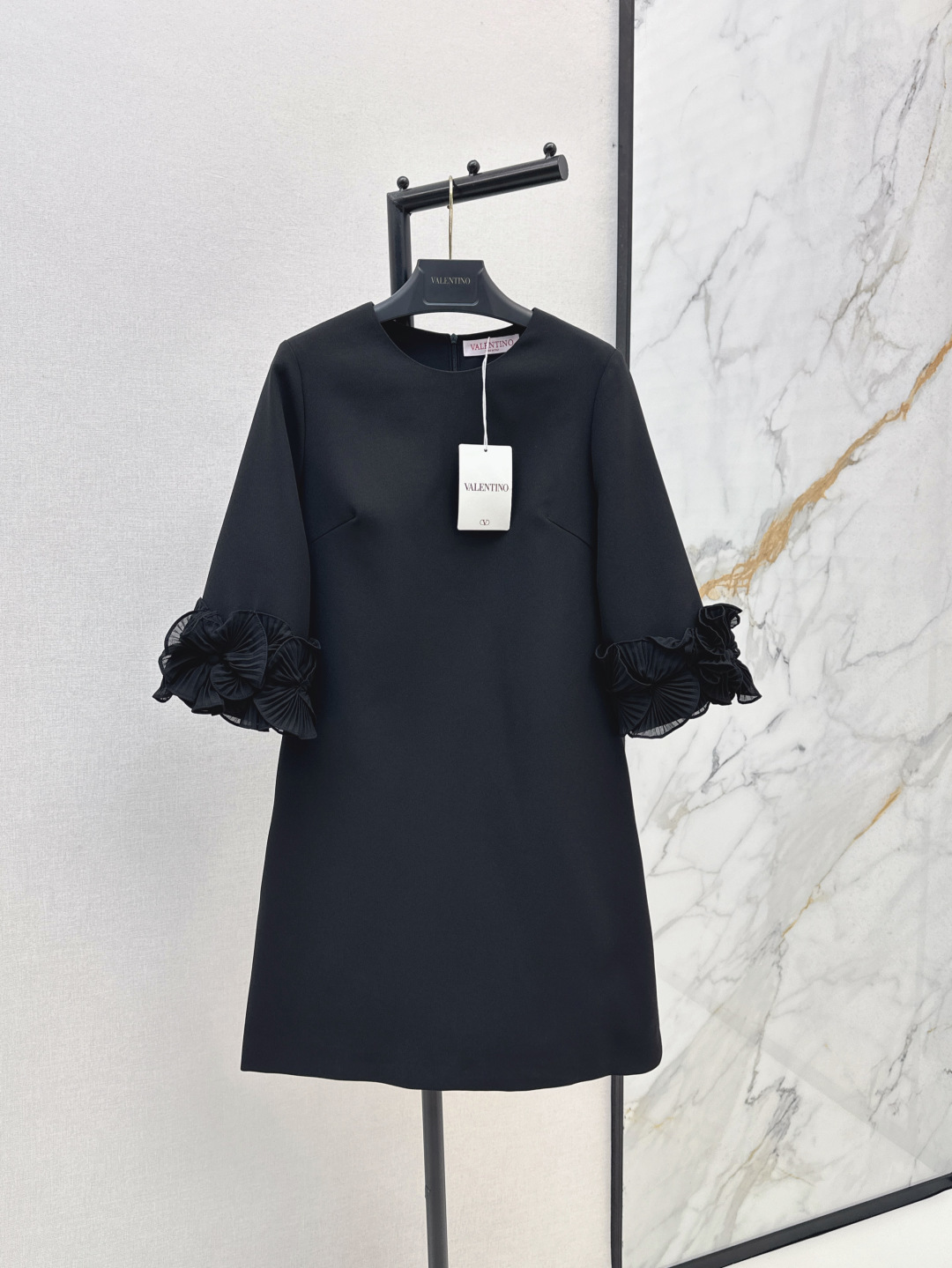 NO:458620,VLTN 25Ss————The latest heavy three-dimensional flower sleeve decorative dress in early autumn. Retro and girly while having a sweet feeling. This French dress is really my favorite. Heavy three-dimensional flower decoration adds beauty. It is both temperament and slim. Wear it to attend a birthday party. You are the focus of the audience. Three-color spot sale smlxl, skirts, alexander wang19860909VLTN 25Ss———早秋最新款重磅立体花朵袖子装饰连衣裙 复古的同时又有少女甜美感 这款法式连衣裙真的是我的心头好 重磅立体花朵装饰增添美感 既气质又显瘦 穿上它去参加生日聚会 你就是全场的焦点 三色现货发售smlxl,,skirts,alexander wang,Women's clothing