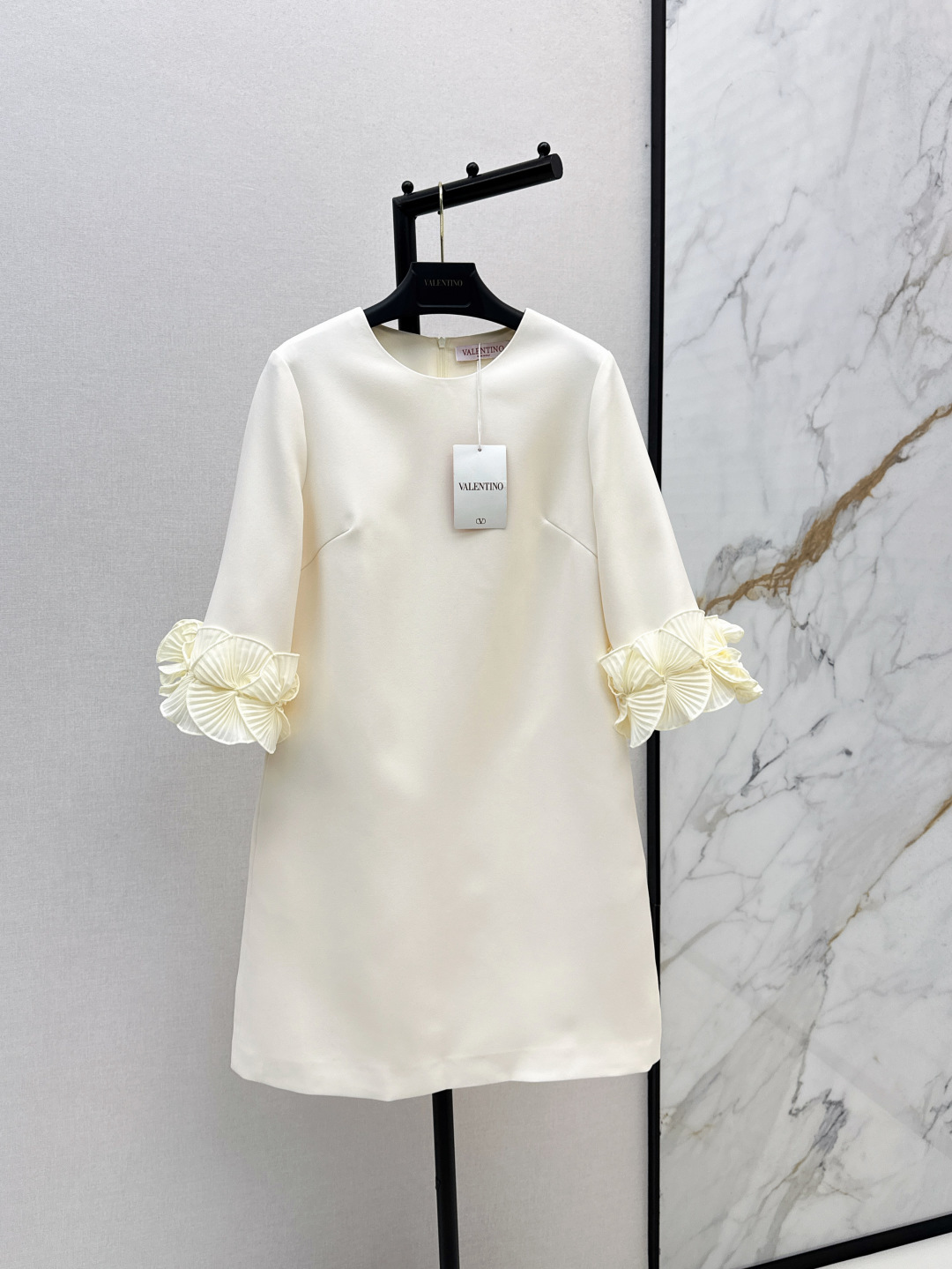 NO:458614,VLTN 25Ss————The latest heavy three-dimensional flower sleeve decorative dress in early autumn. Retro and girly while having a sweet feeling. This French dress is really my favorite. Heavy three-dimensional flower decoration adds beauty. It is both temperament and slim. Wear it to attend a birthday party. You are the focus of the audience. Three-color spot sale smlxl, skirts, alexander wang19860909VLTN 25Ss———早秋最新款重磅立体花朵袖子装饰连衣裙 复古的同时又有少女甜美感 这款法式连衣裙真的是我的心头好 重磅立体花朵装饰增添美感 既气质又显瘦 穿上它去参加生日聚会 你就是全场的焦点 三色现货发售smlxl,,skirts,alexander wang,Women's clothing