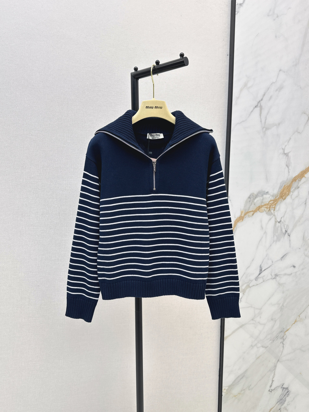 NO:458569,Miu 25Ss——————The latest style of early autumn half-plate lapel striped knit sweater custom wool yarn woven high-end comfortable crisp and stylish pullover sweater style Zipper half-plate style Adjust pit strip lapels Cross bar strips through front and back The rear neckline is crocheted with letters to add vitality to the overall shape One color is available in stock sml, Miumiu, sweaters, alexander wang19860909Miu 25Ss————早秋最新款半开襟翻领条纹针织毛衣定制羊毛纱线织造 高级舒适 挺括有型 套头毛衣版型 拉链半开襟造型 调节坑条翻领 横杠条纹贯穿前后 后领口通过字母钩花图案 为整体造型增添活力 一色现货发售sml,,miumiu,sweaters,alexander wang,Women's clothing