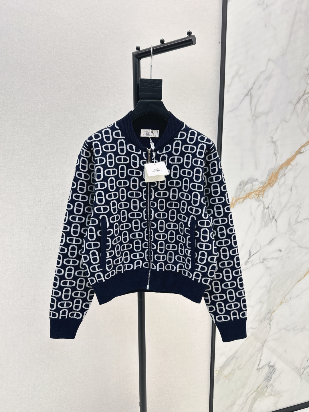 NO:458611,Recommended for the first time Her 25Ss———The latest high-end pig nose presbyterian zipper baseball jacket with wool logo jacquard pattern craftsmanship luxurious and handsome stand collar design fashionable and high-end white and beautiful must-have classic style not picky for people on the upper body, huge slim Swiss machine embroidery slit craftsmanship imported wool yarn double-sided jacquard fabric two-color spot sale sml, jackets & coats, jackets & coats, alexander wang19860909爆单推荐 Her 25Ss————秋冬最新款高级猪鼻子老花拉链棒球夹克外套羊毛logo提花织纹工艺奢华帅气 立领设计时髦又高级 白富美必入 经典版型不挑人上身巨显瘦 瑞士机刺绣缝盘工艺 进口 毛纱线双面提花面料 两色现货发售sml,,jackets & coats,jackets & coats,alexander wang,Women's clothing