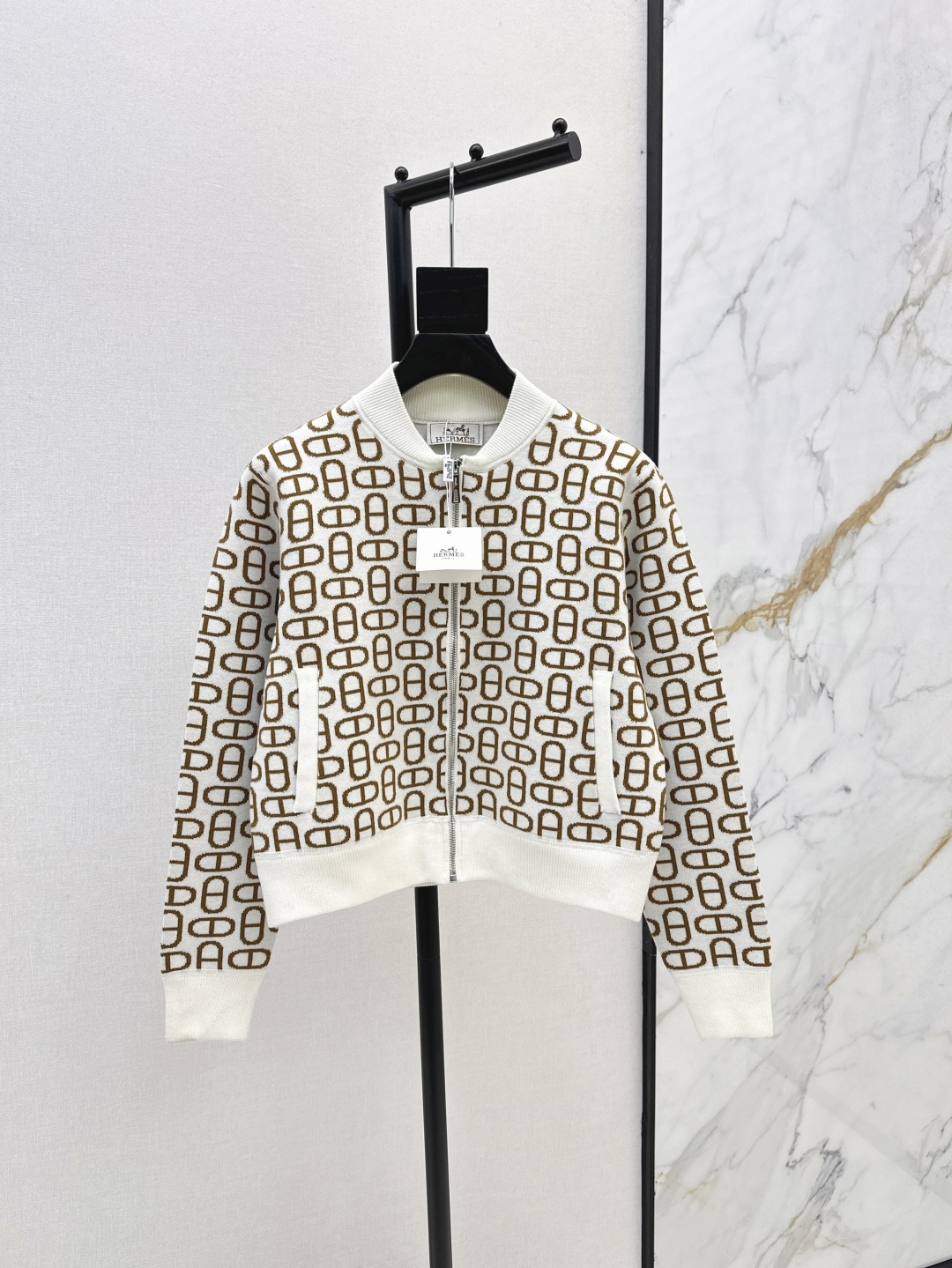 NO:458579,Recommended for the first time Her 25Ss———The latest high-end pig nose presbyterian zipper baseball jacket with wool logo jacquard pattern craftsmanship luxurious and handsome stand collar design fashionable and high-end white and beautiful must-have classic style not picky for people on the upper body, huge slim Swiss machine embroidery sewing tray crafts imported wool yarn double-sided jacquard fabric Two-color spot sale sml, Jackets & coats, Jackets & coats, alexander wang19860909爆单推荐 Her 25Ss————秋冬最新款高级猪鼻子老花拉链棒球夹克外套羊毛logo提花织纹工艺奢华帅气 立领设计时髦又高级 白富美必入 经典版型不挑人上身巨显瘦 瑞士机刺绣缝盘工艺 进口羊毛纱线双面提花面料 两色现货发售sml,,jackets & coats,jackets & coats,alexander wang,Women's clothing