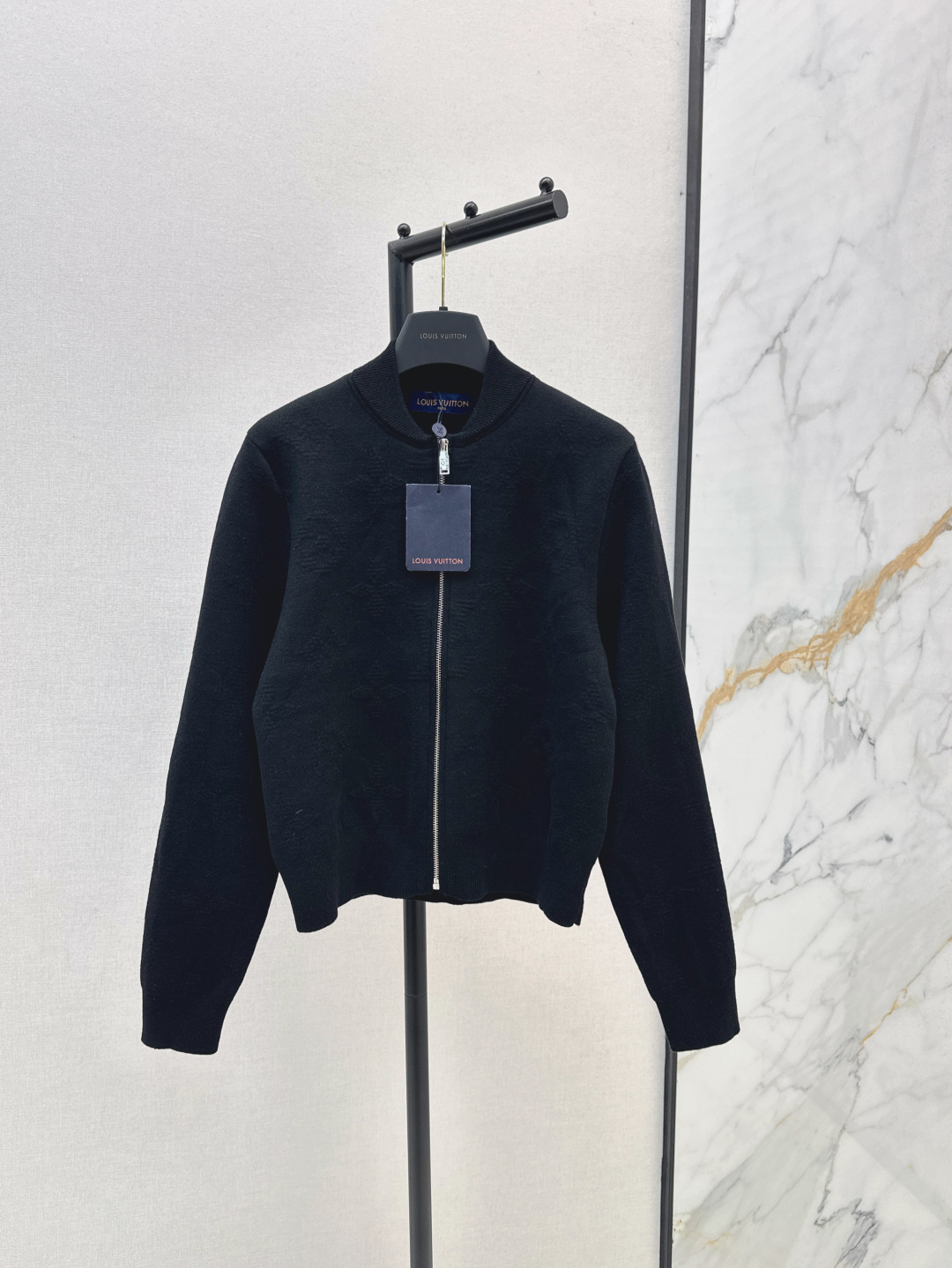 NO:458574,Recommended for the first time L family 25Ss———The latest three-dimensional logo for autumn and winter, presbyterian zipper baseball jacket, wool logo jacquard pattern craftsmanship luxurious and handsome, stand collar design fashionable and high-end, white and beautiful must-have, classic style is not picky for people, big and slim on the upper body, Swiss machine embroidery sewing tray craft, imported wool yarn double-sided jacquard fabric, two-color spot sale sml,,louis vuitton, jackets & coats, jackets & coats, alexander wang19860909爆单推荐 L家 25Ss————秋冬最新款立体logo老花提织拉链棒球夹克外套羊毛logo提花织纹工艺奢华帅气 立领设计时髦又高级 白富美必入 经典版型不挑人上身巨显瘦 瑞士机刺绣缝盘工艺 进口羊毛纱线双面提花面料 两色现货发售sml,,louis vuitton,jackets & coats,jackets & coats,alexander wang,Women's clothing