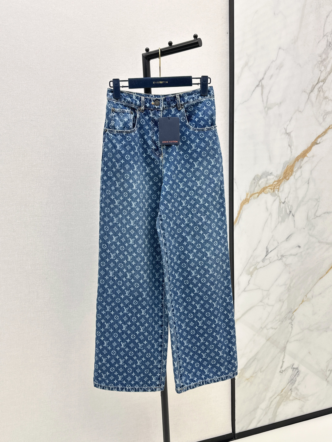 NO:458564,L Home 25Ss——————The latest classic presbyterian jacquard denim straight trousers in early autumn, customized hardware for mold opening, customized jacquard denim fabric with high texture, classic and durable Monogram jacquard, low-key and fashionable, retro and fashionable, age-reducing, super body proportions, slimming and shaping, and tangible. One-color spot-on sml,,louis vuitton,alexander wang19860909L家 25Ss————早秋最新款经典老花提花牛仔直筒长裤 开模定制五金 定制提花牛仔面料 质感高级 Monogram提花经典耐看 低调又时髦 上身复古又时髦减龄 超拉身材比例 显瘦遮肉又有形 一色现货发售sml,,louis vuitton,alexander wang,Women's clothing