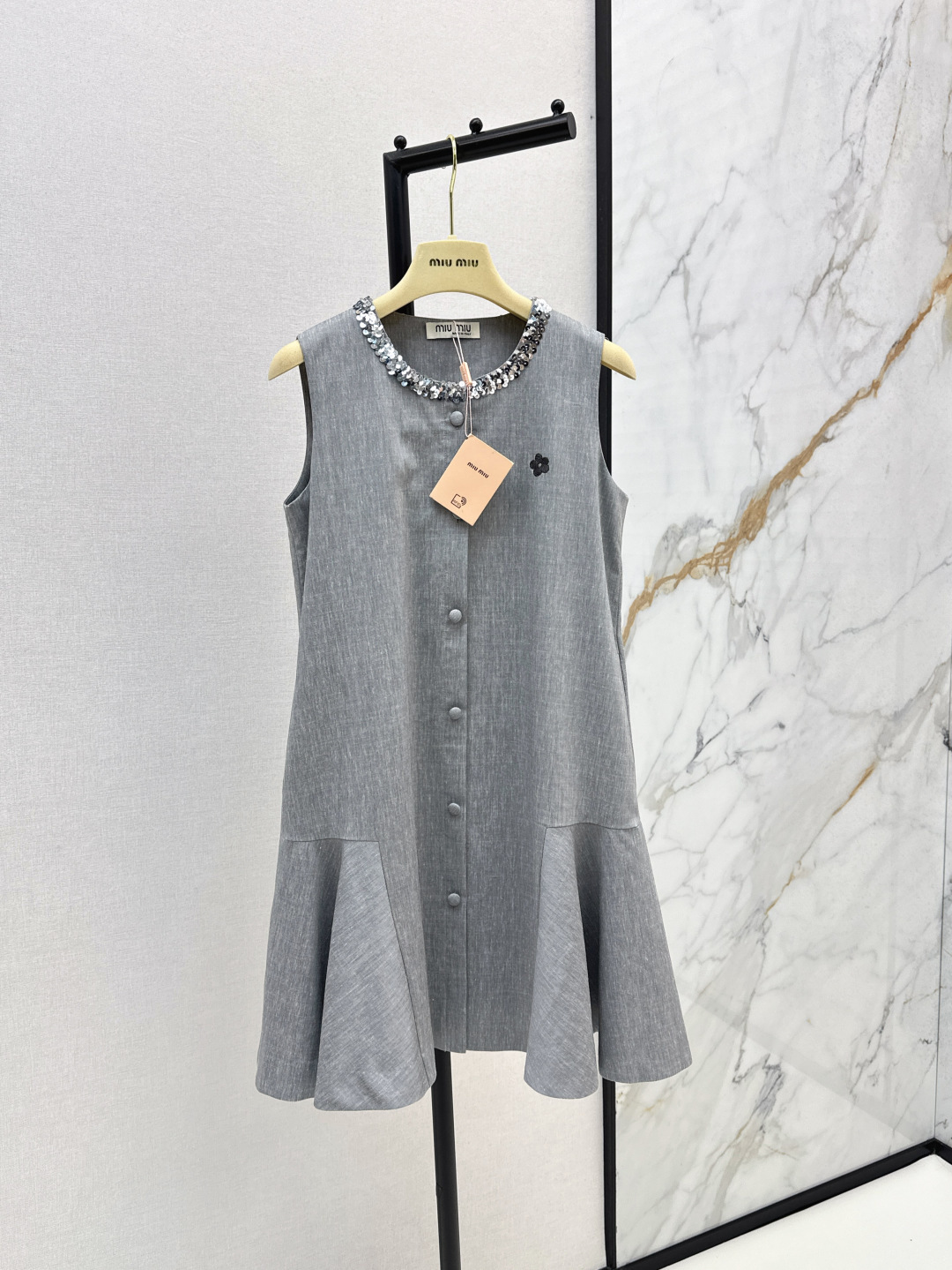 NO:458598,Miu 25Ss—————The latest style of early autumn embroidered small flower design sleeveless round neck dress. The neckline beads are very beautiful. It is made of linen blended material and is comfortable and cool. The three-dimensional tailoring fabric is not easy to deform. The upper body of the lotus leaf A-line skirt is also very lively. Lady temperament and girlish style. One color is available for sale in stock. Sml, miumiu, skirts, alexander wang19860909Miu 25Ss————早秋最新款胸前刺绣小花设计无袖圆领连衣裙 领口珠片点缀设计很出彩 采用亚麻混纺材质舒适凉爽 立体剪裁面料不易变形 荷叶A字裙摆上身修饰身形裙摆也非常灵动 淑女气质少女风 一色现货发售sml,,miumiu,skirts,alexander wang,Women's clothing