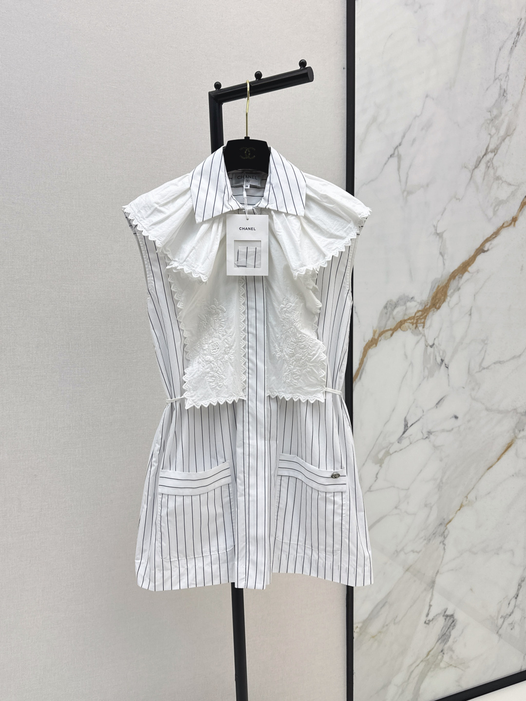 NO:458591,Recommended single models C home 25Ss——————The latest style splicing method for early autumn striped sleeveless dress with temperament coco girl outfit~~ Lapel shirt lace skirt tailoring to modify the figure, temperament, quiet neckline extends to the back, all adopt three-dimensional wrinkled embroidery design to add a European style palace luxury atmosphere, neat tailoring details show the texture, full of seals, vertical stripes, pattern, versatile and not picky, refreshing and generous color matching, one color is available in stock sml8, chanel, skirts, shirts, alexander wang19860909爆单款推荐 C家 25Ss————早秋最新款拼接做法条纹无袖连衣裙气质coco女孩穿搭～～ 翻领衬衫花边裙剪裁修饰身材 气质恬静领口前襟延伸至后背 均采用立体皱褶绣花设计更添欧式的宫廷华贵气息 利落剪裁细节彰显质感大身满印竖排列条纹图案 百搭不挑人配色清爽大方 一色现货发售sml8,,chanel,skirts,shirts,alexander wang,Women's clothing