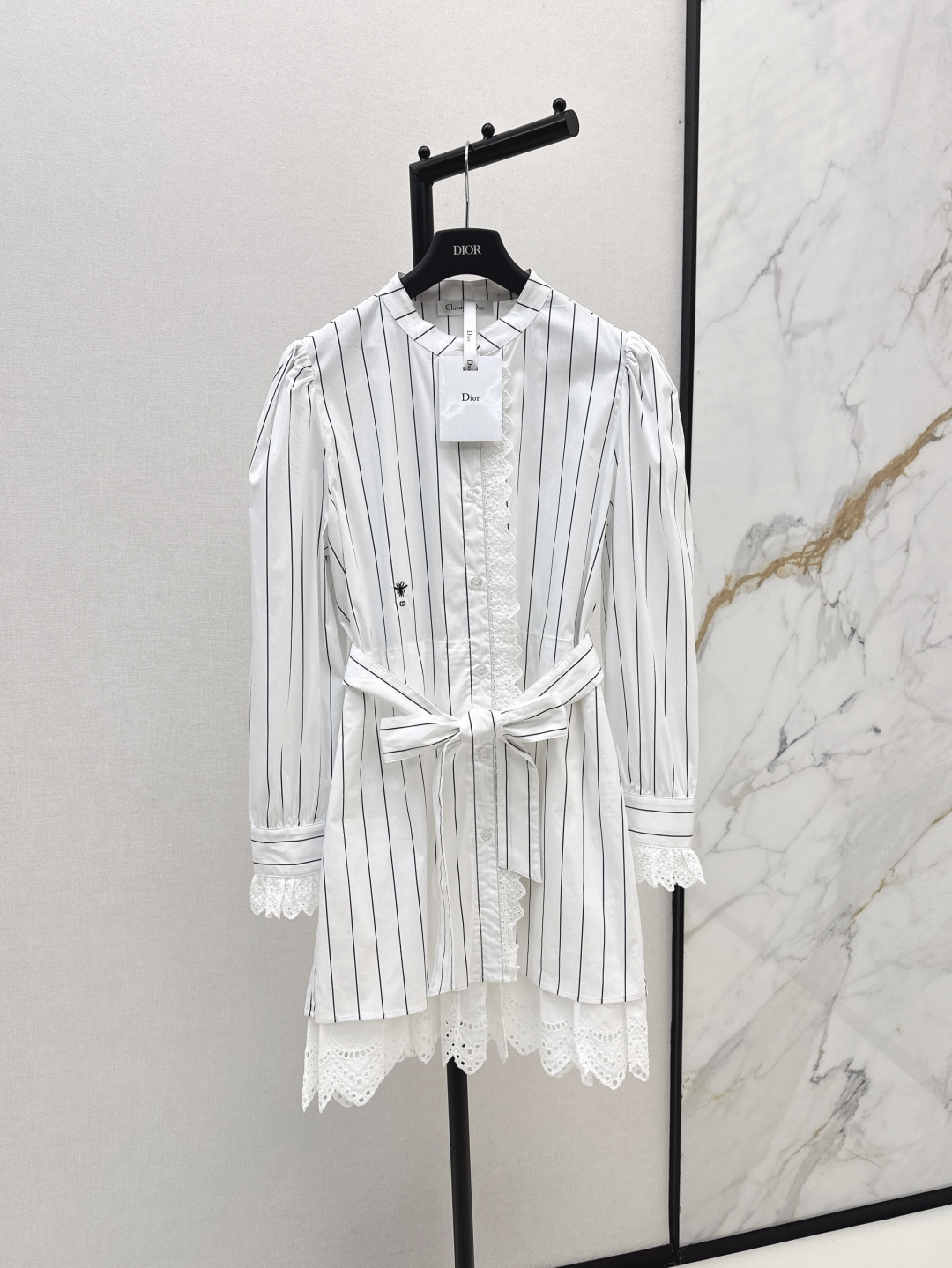 NO:458582,Retro and fashionable CD 25Ss—————The latest French bubble shoulder shirt dress with hollow embroidered lace splicing to reduce age and elegant classic lace style versatile and slimming Custom lace striped fabric One-color spot on sale sml, skirts, shirts, alexander wang19860909复古时髦 CD 25Ss————早秋最新款法式泡泡肩衬衫式连衣裙镂空刺绣花边拼接减龄优雅 经典系带版型百搭显瘦 定制花边条纹面料 一色现货发售sml,,skirts,shirts,alexander wang,Women's clothing