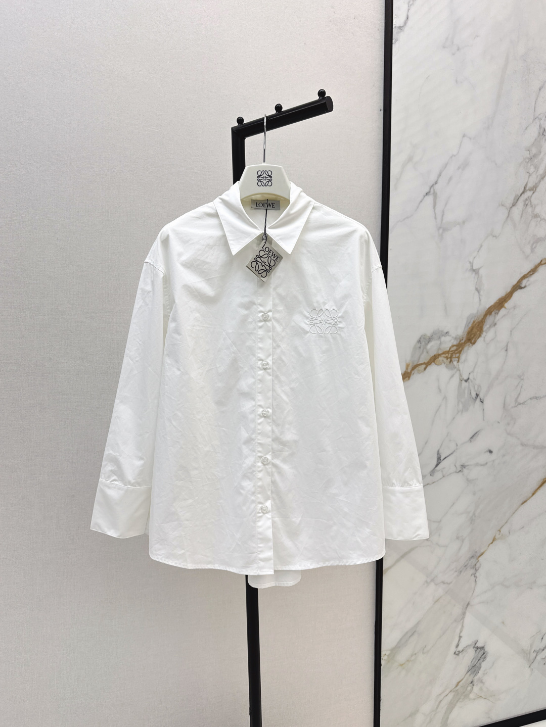 NO:458577,Very simple product Loe 25Ss—————The latest logo embroidered white shirt in early autumn, casual and lazy, must-have in early autumn, it is also very nice, with a boyfriend-style handsome feeling, recommended to buy, it is a classic and versatile style, it is OK for single-wearing, three-dimensional logo embroidery embroidery, one-color spot on sale sml, loewe, shirts, alexander wang19860909极简单品 Loe 25Ss————早秋最新款logo刺绣白色衬衫 休闲慵懒 早秋必入 当防晒衬衫也很nice 自带男友风帅气感 推荐入手 是经典的百搭款 单穿内搭都OK 立体logo刺绣点缀 一色现货发售sml,,loewe,shirts,alexander wang,Women's clothing