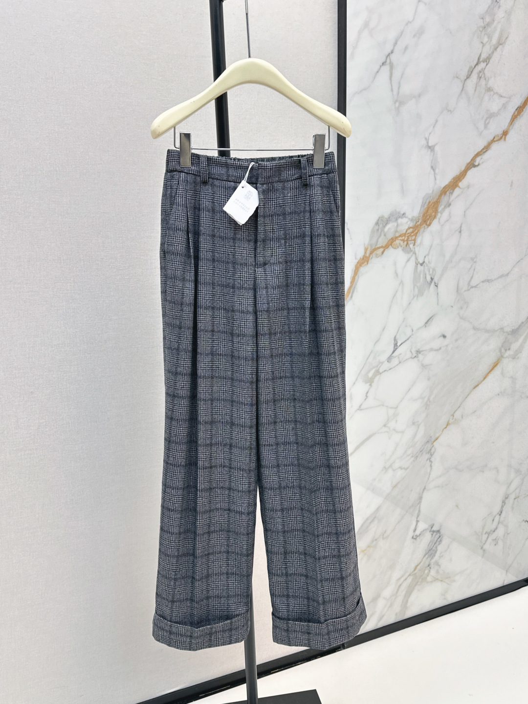 NO:458572,Bc 25Ss————The latest model of early autumn gray-blue plaid straight trousers classic elastic waist pleated design Straight curly trousers style, top body capable and elegant aura goddess, easy to control commuting outfits and interpret different styles, wool plaid fabric has a good texture, recommended a series of matching, one color is available for sale in stock,,alexander wang19860909爆单系列款 Bc 25Ss————早秋最新款灰蓝色格纹直筒西裤经典松紧腰收褶设计 直筒卷边裤版型 上身干练优雅气场女神 通勤穿搭轻松驾驭演绎不同风格 羊毛格纹面料质感很好 推荐一系列搭配 一色现货发售sml,,alexander wang,Women's clothing