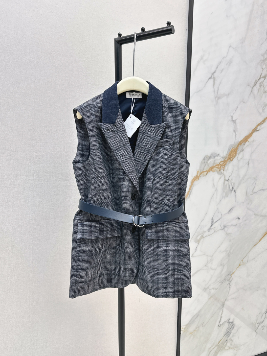 NO:458567,Bc 25Ss———The latest model of autumn and winter gray-blue checked suit vest denim open-line lapel splicing design. Classic H waist-closing style minimalist design is luxurious and not simple. The upper body is capable and elegant. The goddess of aura delivery belt decoration. Commuting outfits are easy to control and interpret different styles. The wool checked fabric has a good texture. Recommend a set of matching. One color is available for sale in stock. SML, business suit, alexander wang19860909爆单系列款 Bc 25Ss————秋冬最新款灰蓝色格纹西装马甲牛仔明线翻领拼接设计 经典H收腰版型极简主义设计奢华不简 上身干练优雅气场女神 配送腰带装饰 通勤穿搭轻松驾驭演绎不同风格 羊毛格纹面料质感很好 推荐一套搭配 一色现货发售sml,,business suit,alexander wang,Women's clothing