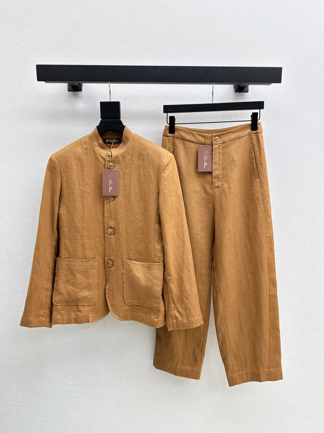 NO:458553,Exclusive model ~ LP 25Ss———The latest style of the latest style of handsome stand-up collar jacket in autumn and winter, high-end old-fashioned style, pocket logo embroidery decoration, full-score details ~~ Temperament stand-up collar style, lazy and casual high-end items, recommended a set of matching, two colors for sale in stock, sml, loro piano, jackets & coats, alexander wang19860909独家款～ LP 25Ss————秋冬最新款帅气立领外套高级老钱风穿搭 口袋logo刺绣装饰 满分细节感 ～～气质立领版型 慵懒随性的高级单品 推荐一套搭配 两色现货发售sml,,loro piana,jackets & coats,alexander wang,Women's clothing