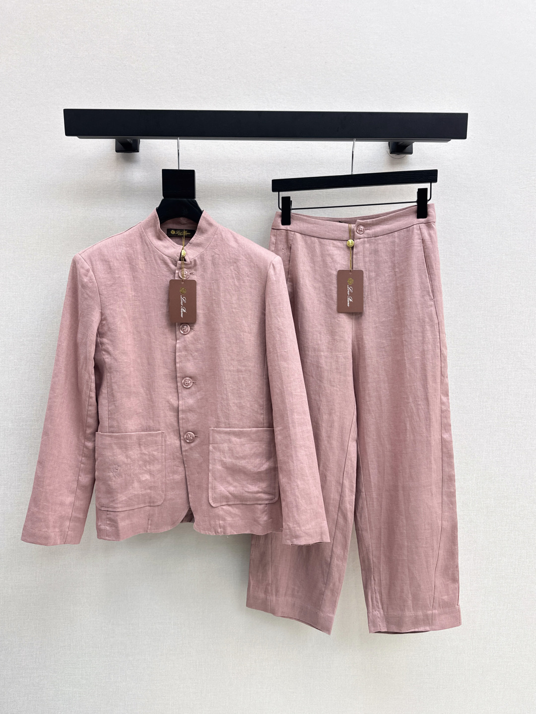 NO:458544,Exclusive model ~ LP 25Ss———The latest style of the latest style of handsome stand-up collar jacket in autumn and winter, high-end old-fashioned style, pocket logo embroidery decoration, full-score details ~~ Temperament stand-up collar style, lazy and casual high-end items, recommended a set of matching, two colors for sale in stock, sml, loro piano, jackets & coats, alexander wang19860909独家款～ LP 25Ss————秋冬最新款帅气立领外套高级老钱风穿搭 口袋logo刺绣装饰 满分细节感 ～～气质立领版型 慵懒随性的高级单品 推荐一套搭配 两色现货发售sml,,loro piana,jackets & coats,alexander wang,Women's clothing