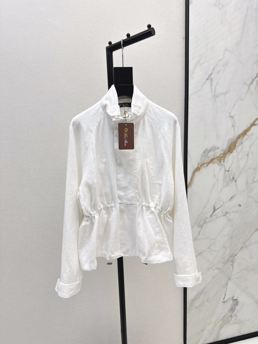 NO:458540,Slack old-fashioned outfit LP 25Ss - the latest premium gray drawstring waist jacket in early autumn, fashionable and unmatched style. Custom heavy linen fabric, excellent quality, has aura and also modify the shoulder shape. The drawstring waist design is easy to concave. The details are very detailed. Two colors are available for sale in stock. SML, loro piano, jackets & coats, alexander wang19860909松弛老钱风穿搭 LP 25Ss——早秋最新款高级灰抽绳收腰外套时髦不撞款 定制重磅亚麻面料 品相上乘 拥有气场同时修饰肩型 抽绳收腰设计轻松凹造型 细节处理非常细致 两色现货发售sml,,loro piana,jackets & coats,alexander wang,Women's clothing