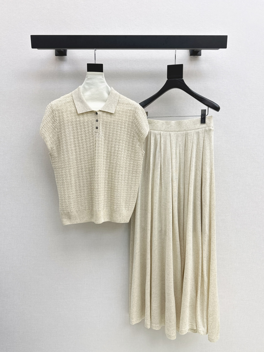 NO:793690,320L 25Ss - the latest high-end plain knitted olo collar short-sleeved top + pleated skirt in early autumn. The hollow thread craftsmanship is gentle and elegant. The simple style is charming. The texture of imported yarn is super delicate and soft. A must-have item for the goddess of temperament. It can be sweet or salty, casual and versatile item. One set. Two colors are available for sale in sml, loro piana, skirts, T-shirt,19860909320L 25Ss———早秋最新款高级素色针织olo领短袖上衣 +压褶半裙 缕空工艺温柔极致优雅的调调 简约风气质迷人 进口纱线质感超级细腻柔软 气质女神必收款 可甜可盐休闲百搭单品 一套出 两色现货发售sml,,loro piana,skirts,T-shirt,,Women's clothing